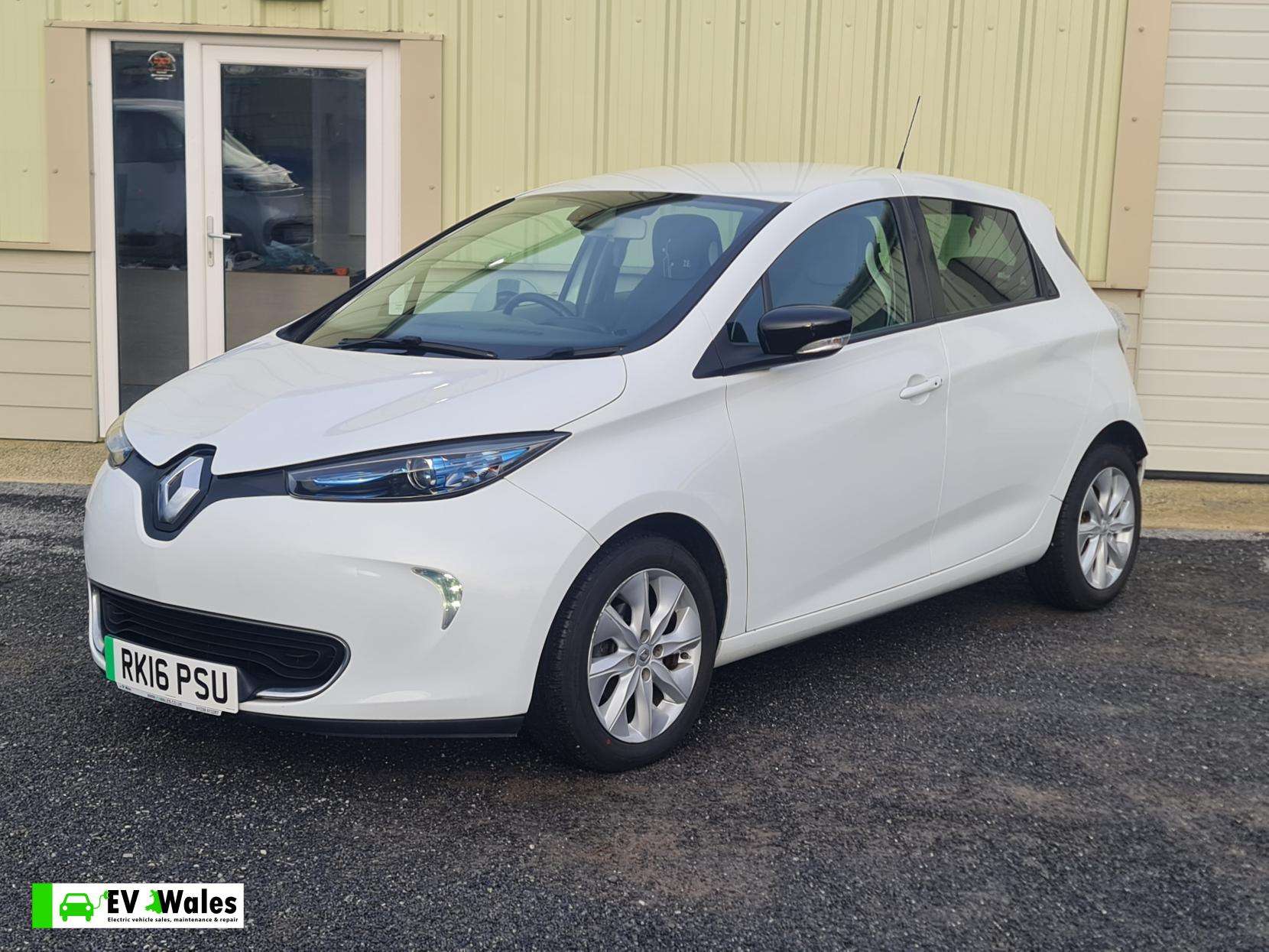 A 2016 RENAULT ZOE 22kWh Dynamique Nav Hatchback 5dr Electric Auto (Battery Lease) (88 bhp) A 2016 RENAULT ZOE 22kWh Dynamique Nav Hatchback 5dr Electric Auto (Battery Lease) (88 bhp)