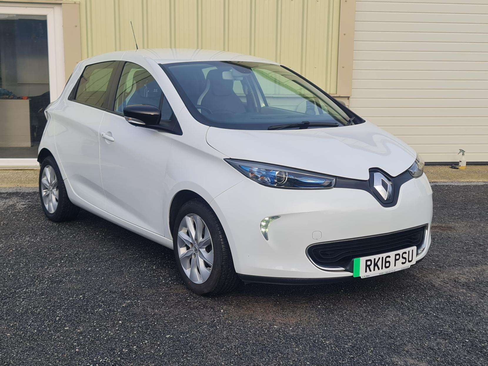 A 2016 RENAULT ZOE 22kWh Dynamique Nav Hatchback 5dr Electric Auto (Battery Lease) (88 bhp) A 2016 RENAULT ZOE 22kWh Dynamique Nav Hatchback 5dr Electric Auto (Battery Lease) (88 bhp)