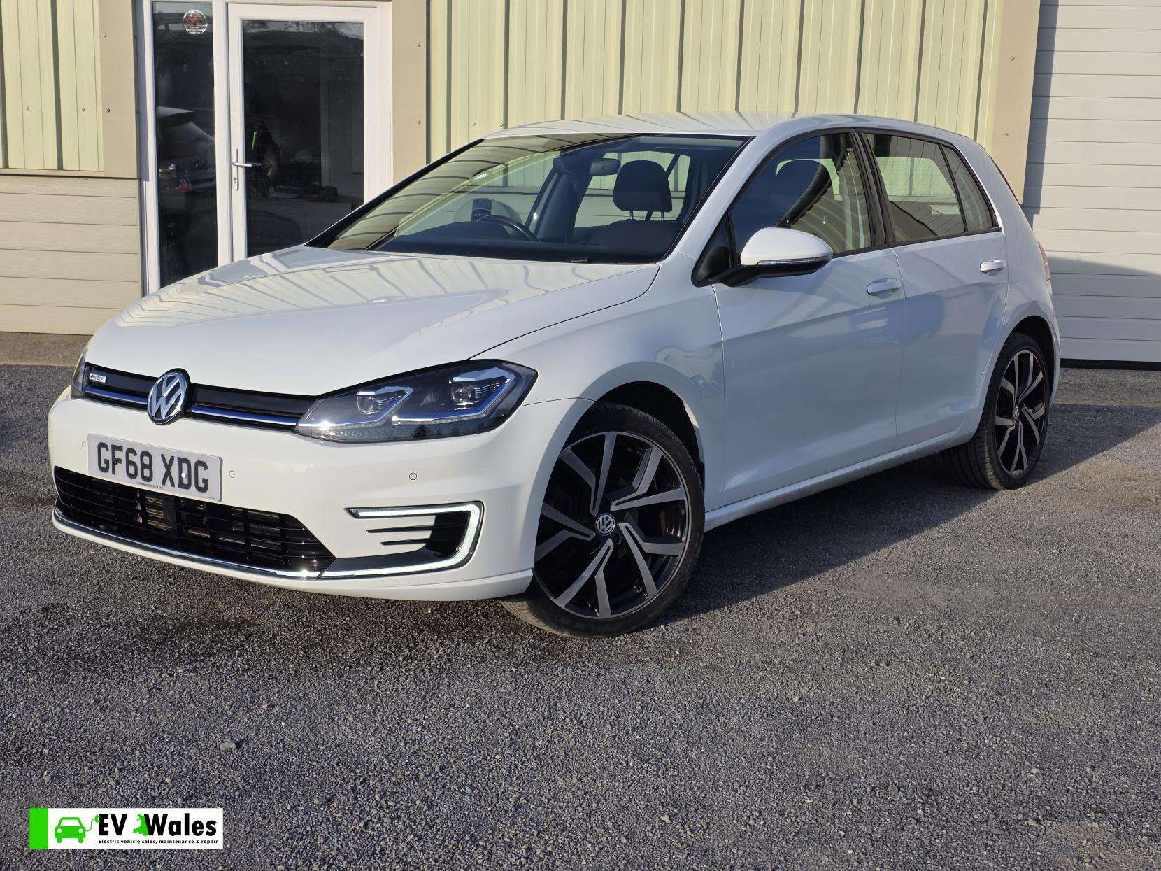 A 2018 VOLKSWAGEN E-GOLF 35.8kWh e-Golf Hatchback 5dr Electric Auto (136 ps) A 2018 VOLKSWAGEN E-GOLF 35.8kWh e-Golf Hatchback 5dr Electric Auto (136 ps)