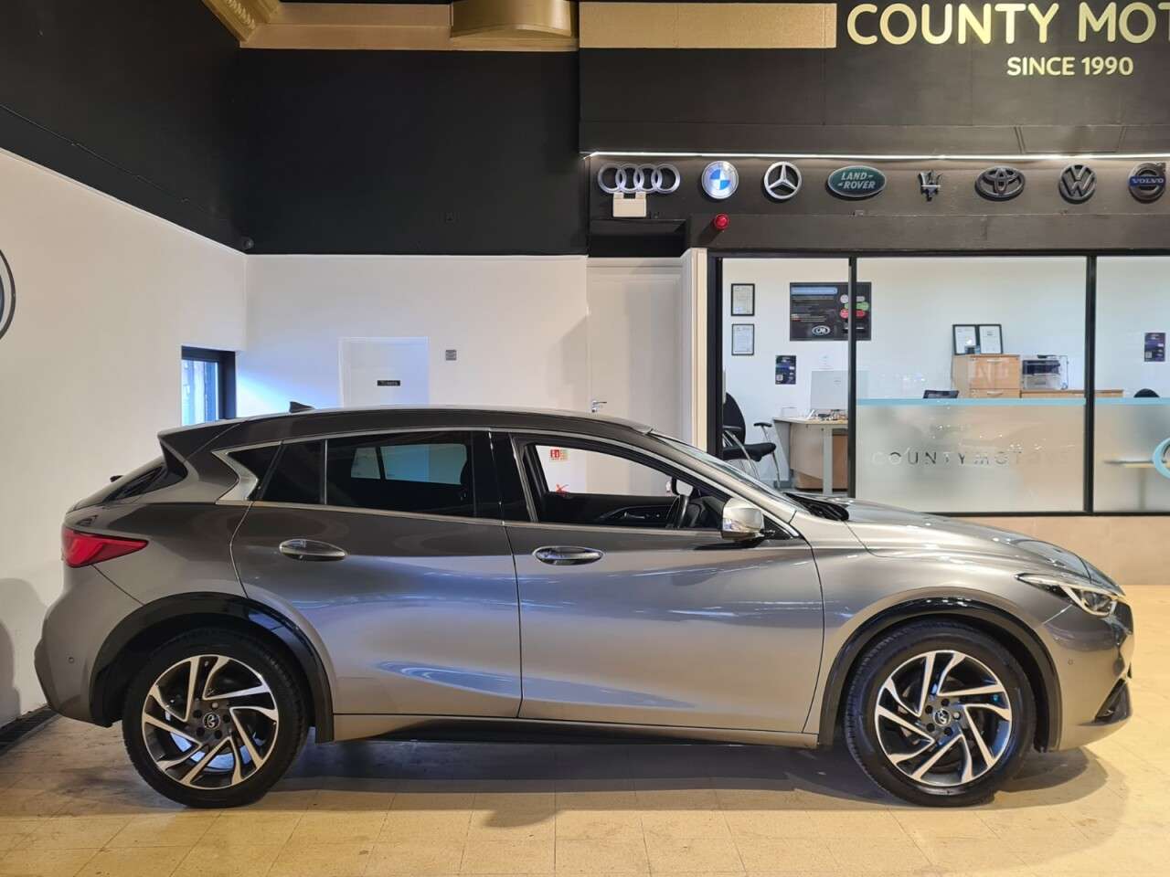2017 INFINITI Q30 2017 INFINITI Q30