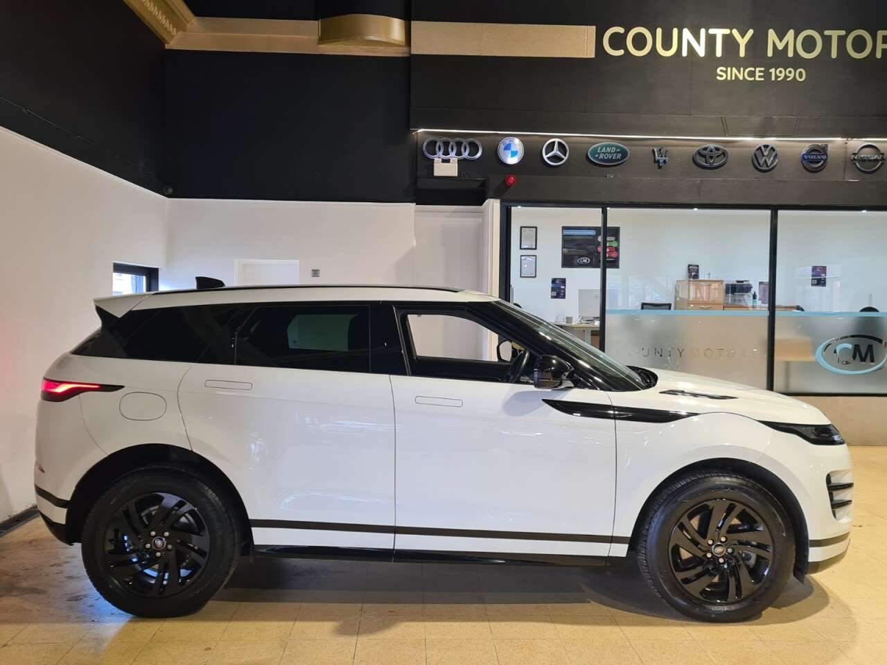 A 2021 LAND ROVER RANGE ROVER EVOQUE 2.0 D200 MHEV R-Dynamic S SUV 5dr Diesel Auto 4WD Euro 6 (s/s) (204 ps) Two A 2021 LAND ROVER RANGE ROVER EVOQUE 2.0 D200 MHEV R-Dynamic S SUV 5dr Diesel Auto 4WD Euro 6 (s/s) (204 ps) Two