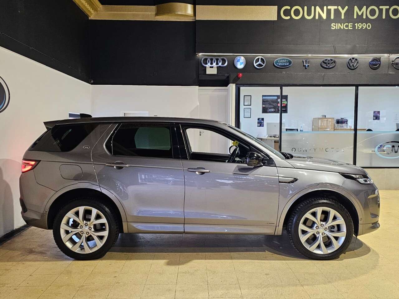 A 2021 LAND ROVER DISCOVERY SPORT 2.0 D165 MHEV R-Dynamic S Plus SUV 5dr Diesel Auto 4WD Euro 6 (s/s) (163 ps A 2021 LAND ROVER DISCOVERY SPORT 2.0 D165 MHEV R-Dynamic S Plus SUV 5dr Diesel Auto 4WD Euro 6 (s/s) (163 ps