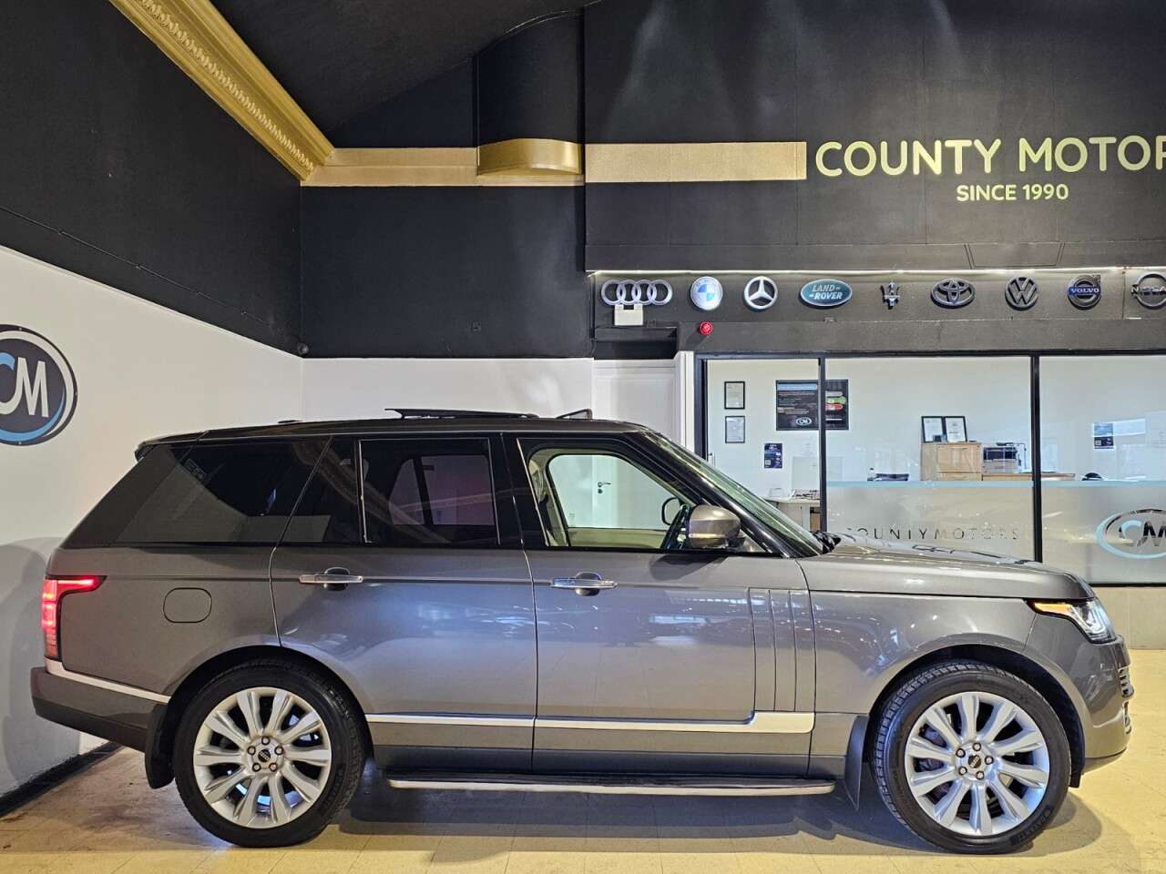 A 2014 LAND ROVER RANGE ROVER 4.4 SD V8 Autobiography SUV 5dr Diesel Auto 4WD Euro 5 (339 ps) Superb spec A 2014 LAND ROVER RANGE ROVER 4.4 SD V8 Autobiography SUV 5dr Diesel Auto 4WD Euro 5 (339 ps) Superb spec