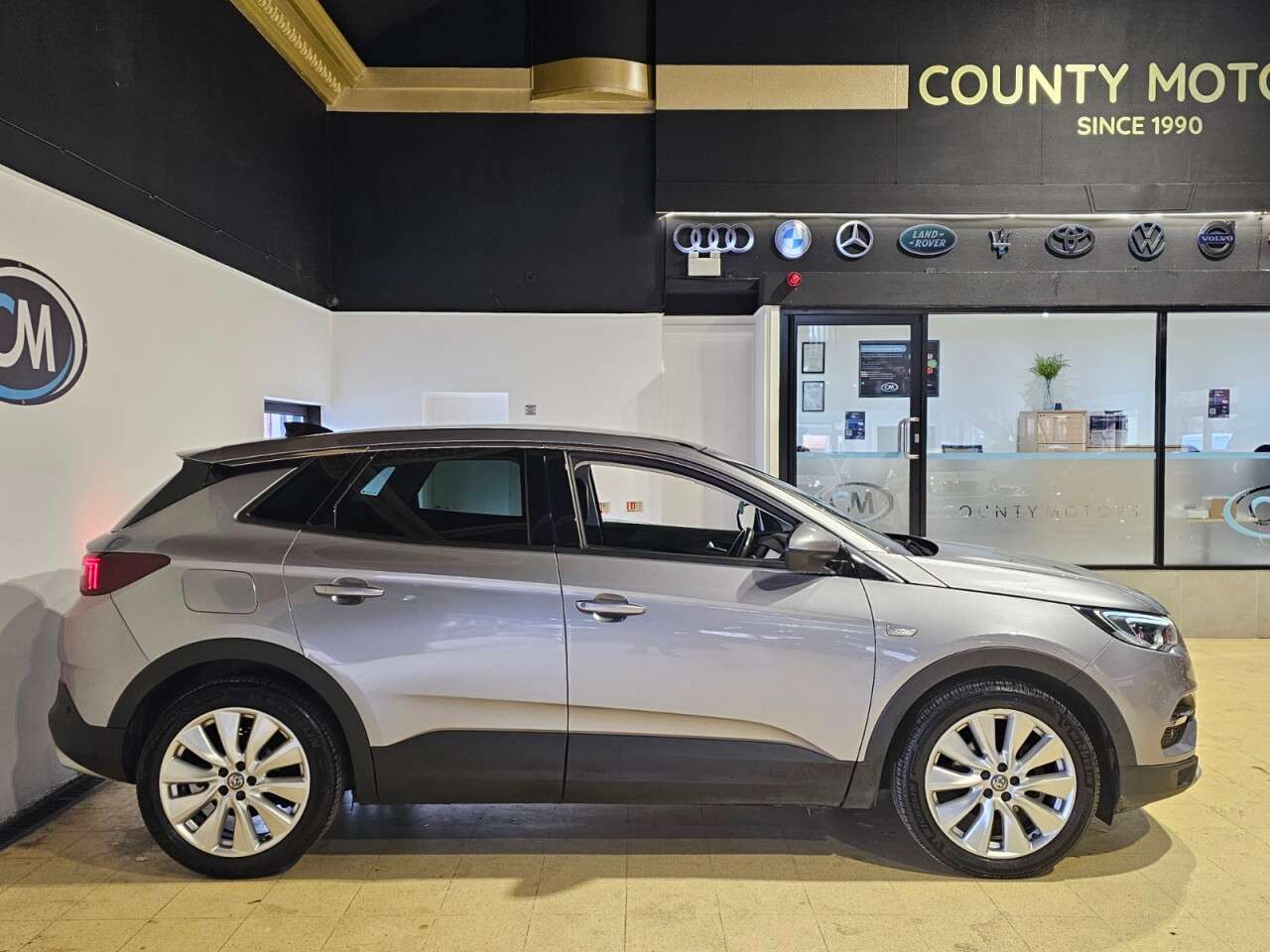 A 2019 VAUXHALL GRANDLAND X 1.2 Turbo Elite Nav SUV 5dr Petrol Manual 6Spd Euro 6 (s/s) (130 ps) Pan ro A 2019 VAUXHALL GRANDLAND X 1.2 Turbo Elite Nav SUV 5dr Petrol Manual 6Spd Euro 6 (s/s) (130 ps) Pan ro