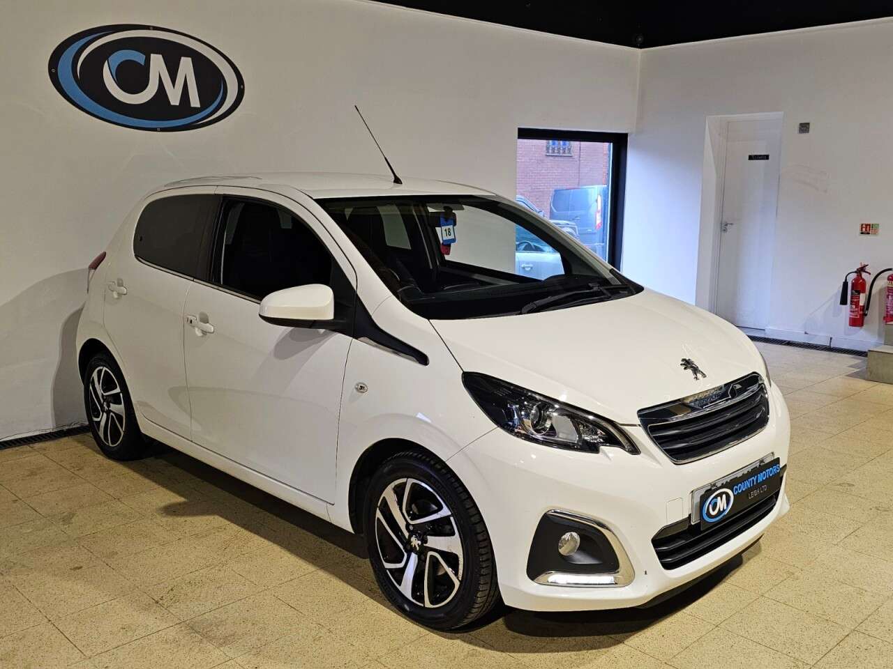 A 2017 PEUGEOT 108 1.2 PureTech Allure Hatchback 5dr Petrol Manual Euro 6 (82 ps) Full main de A 2017 PEUGEOT 108 1.2 PureTech Allure Hatchback 5dr Petrol Manual Euro 6 (82 ps) Full main de