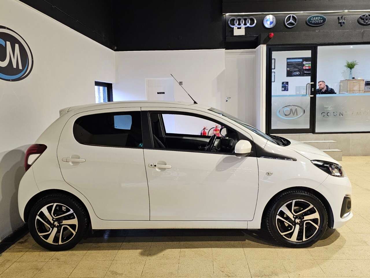 A 2017 PEUGEOT 108 1.2 PureTech Allure Hatchback 5dr Petrol Manual Euro 6 (82 ps) Full main de A 2017 PEUGEOT 108 1.2 PureTech Allure Hatchback 5dr Petrol Manual Euro 6 (82 ps) Full main de