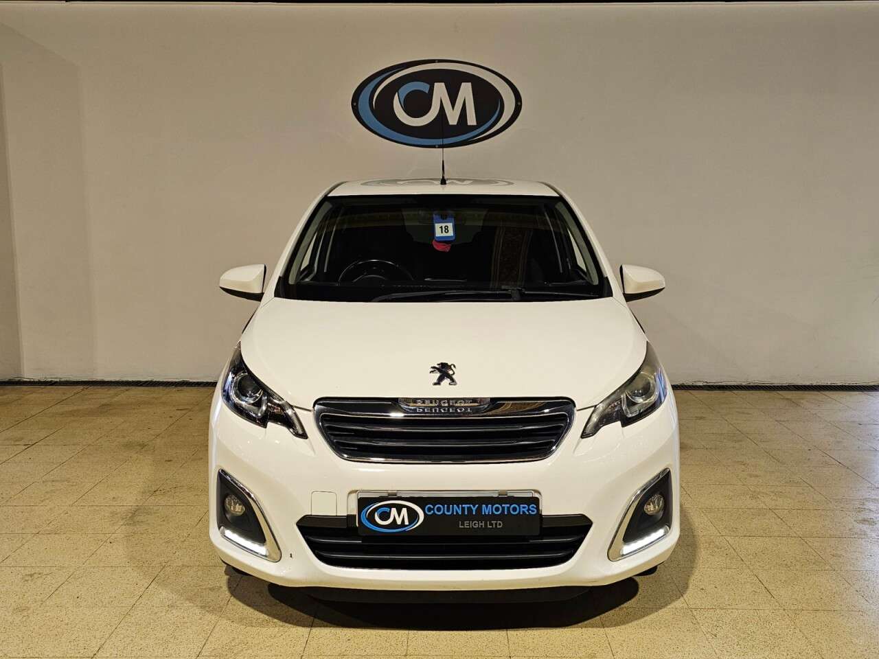 A 2017 PEUGEOT 108 1.2 PureTech Allure Hatchback 5dr Petrol Manual Euro 6 (82 ps) Full main de A 2017 PEUGEOT 108 1.2 PureTech Allure Hatchback 5dr Petrol Manual Euro 6 (82 ps) Full main de