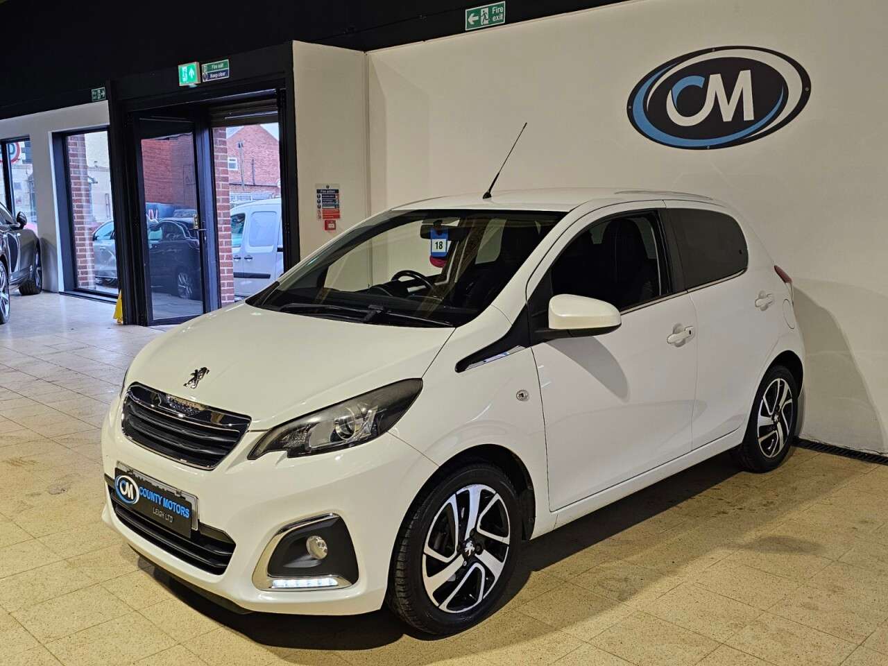 A 2017 PEUGEOT 108 1.2 PureTech Allure Hatchback 5dr Petrol Manual Euro 6 (82 ps) Full main de A 2017 PEUGEOT 108 1.2 PureTech Allure Hatchback 5dr Petrol Manual Euro 6 (82 ps) Full main de