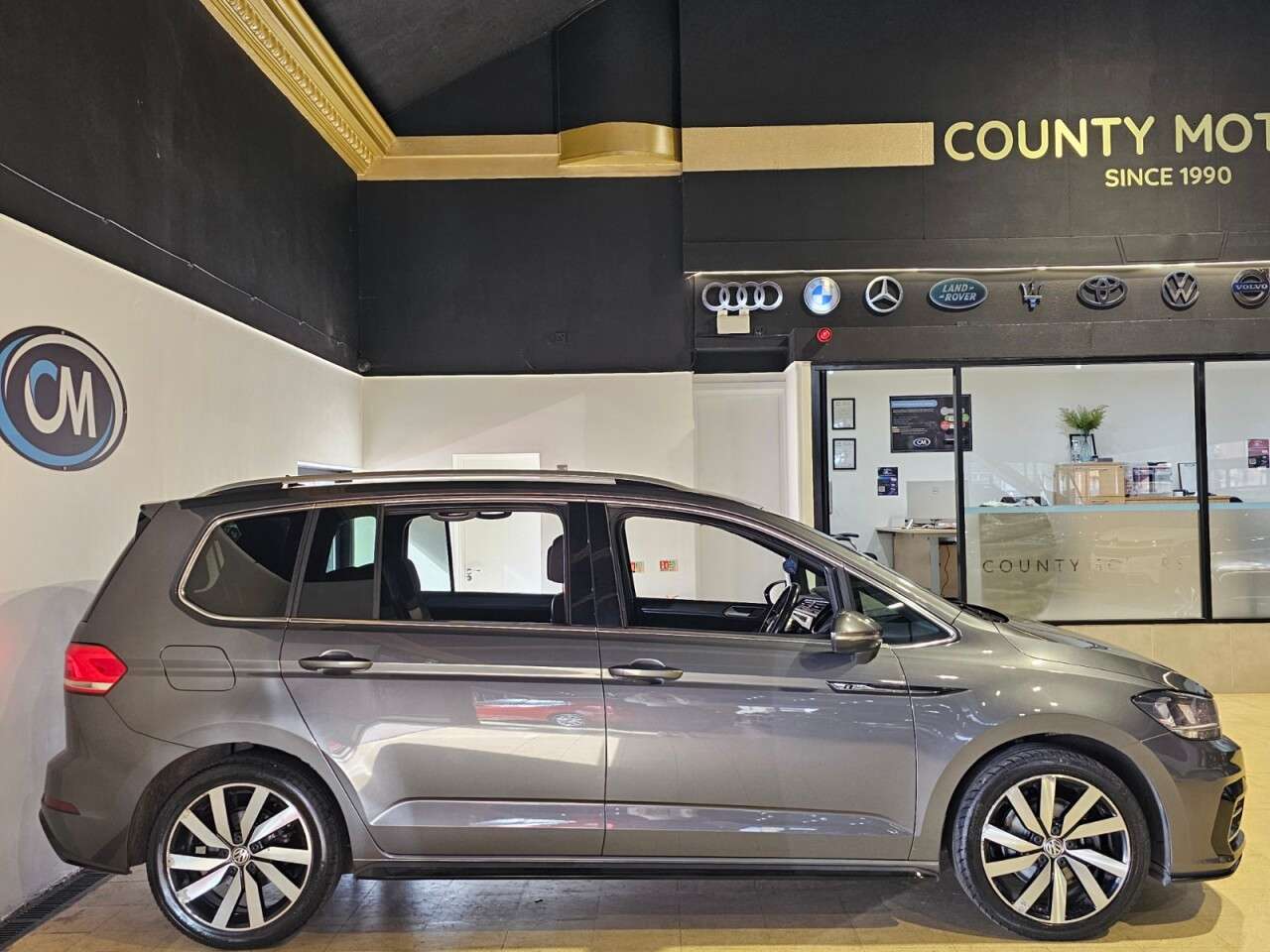 A 2019 VOLKSWAGEN TOURAN 1.5 TSI EVO R-Line MPV 5dr Petrol DSG Euro 6 (s/s) (150 ps) 1 Owner, Fresh A 2019 VOLKSWAGEN TOURAN 1.5 TSI EVO R-Line MPV 5dr Petrol DSG Euro 6 (s/s) (150 ps) 1 Owner, Fresh