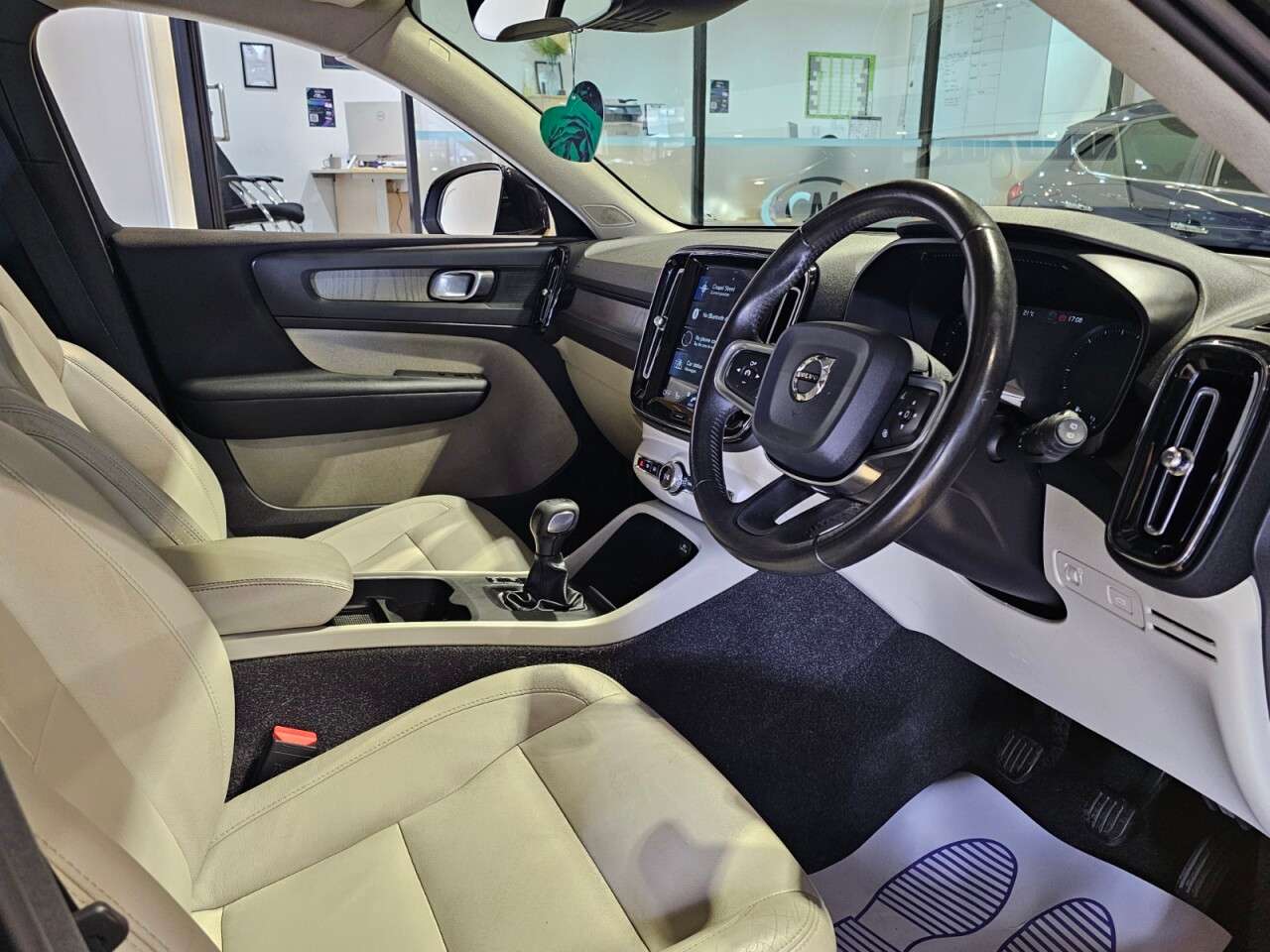 2020 VOLVO XC40 2020 VOLVO XC40