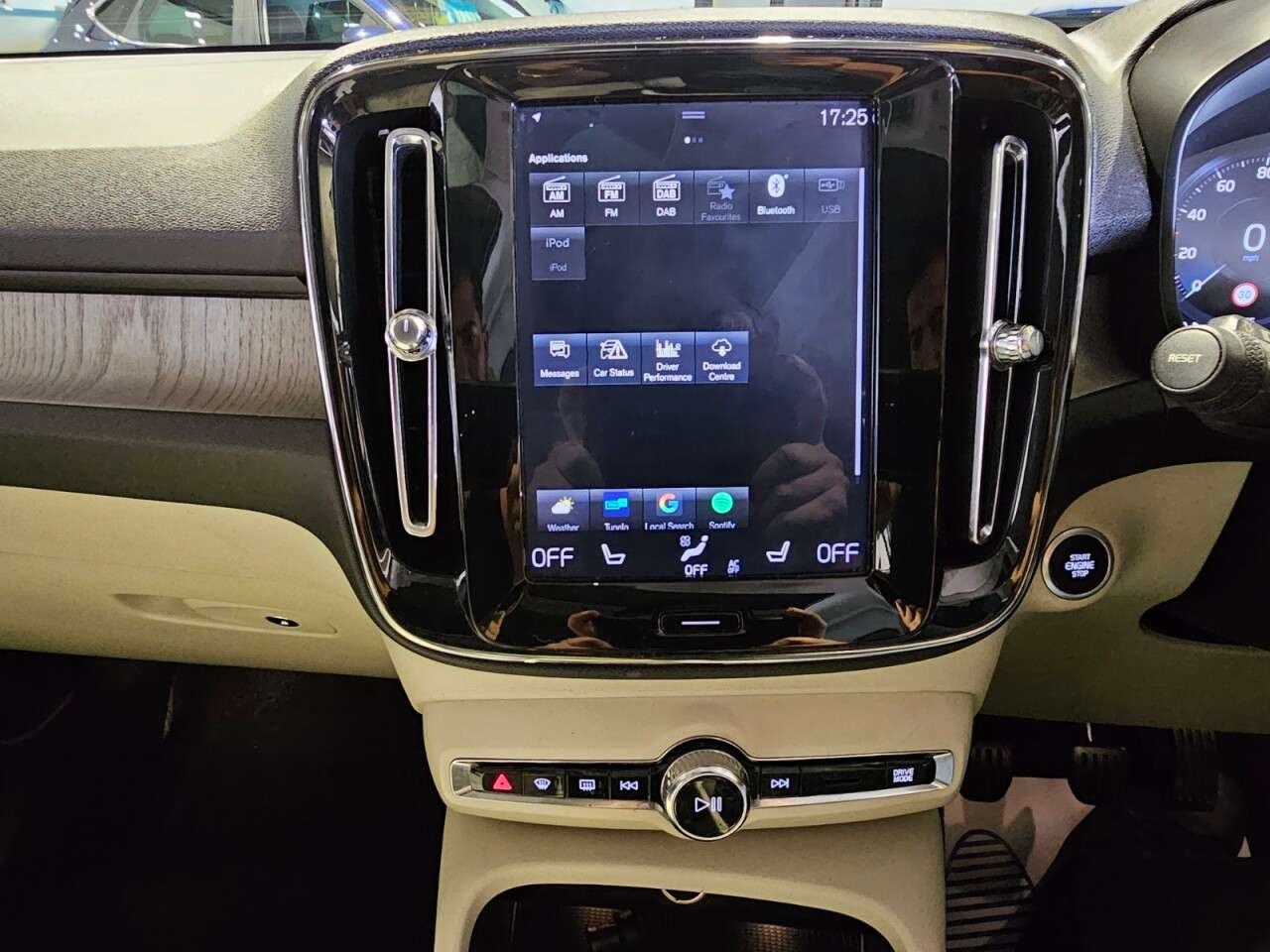 2020 VOLVO XC40 2020 VOLVO XC40