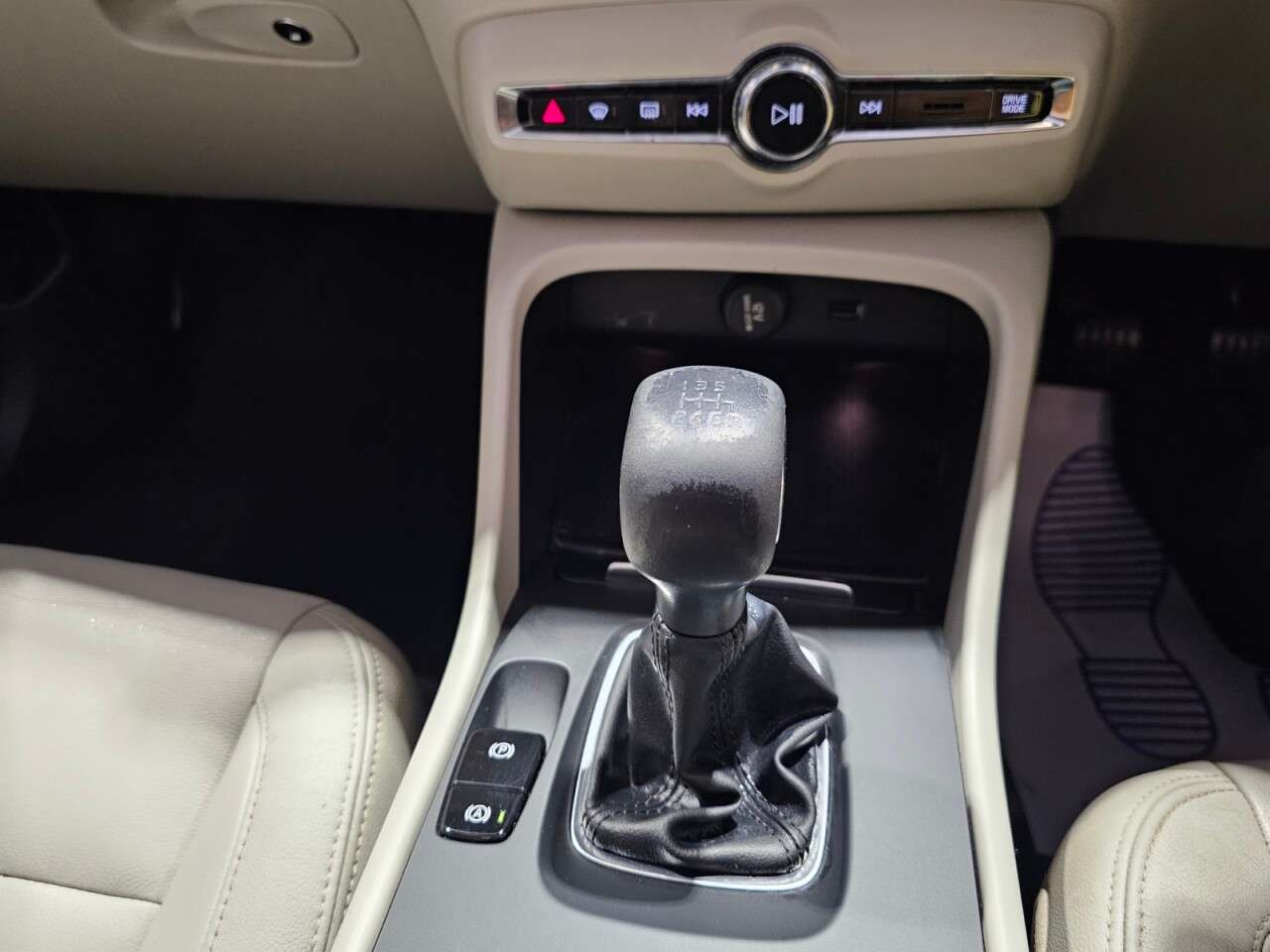 2020 VOLVO XC40 2020 VOLVO XC40