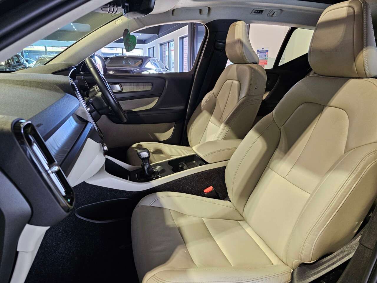 2020 VOLVO XC40 2020 VOLVO XC40