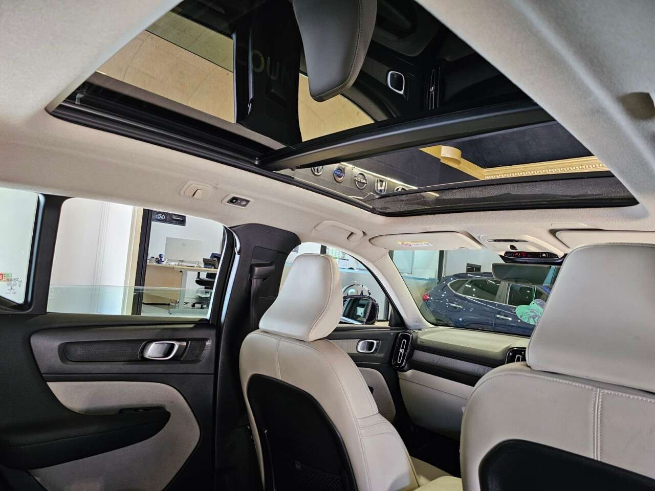 2020 VOLVO XC40 2020 VOLVO XC40