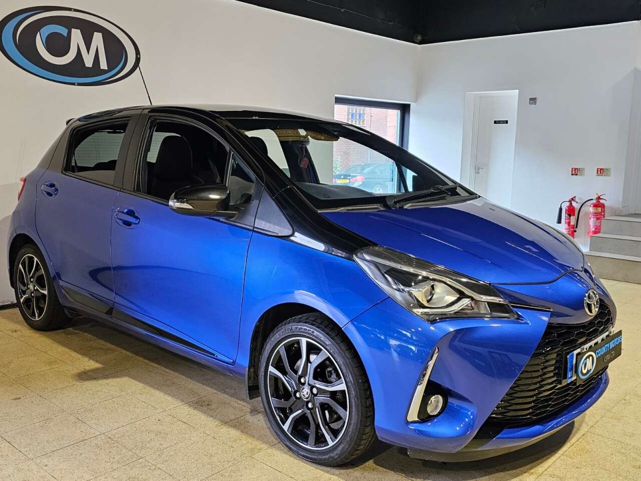 A 2017 TOYOTA YARIS 1.5 VVT-i Blue Bi-Tone Hatchback 5dr Petrol Manual Euro 6 (111 ps) * Fresh A 2017 TOYOTA YARIS 1.5 VVT-i Blue Bi-Tone Hatchback 5dr Petrol Manual Euro 6 (111 ps) * Fresh