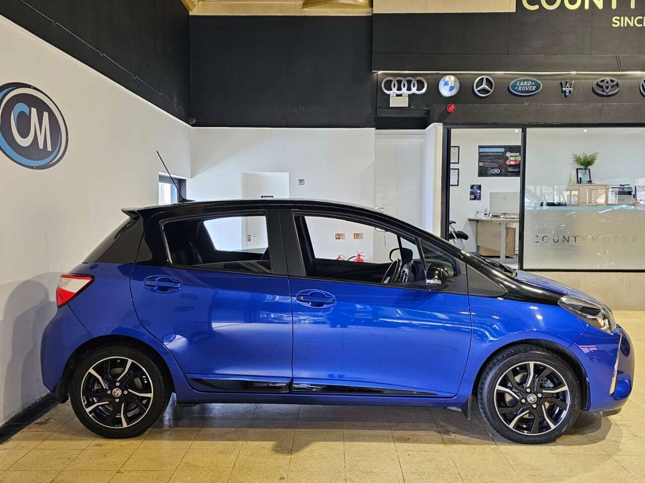 A 2017 TOYOTA YARIS 1.5 VVT-i Blue Bi-Tone Hatchback 5dr Petrol Manual Euro 6 (111 ps) * Fresh A 2017 TOYOTA YARIS 1.5 VVT-i Blue Bi-Tone Hatchback 5dr Petrol Manual Euro 6 (111 ps) * Fresh