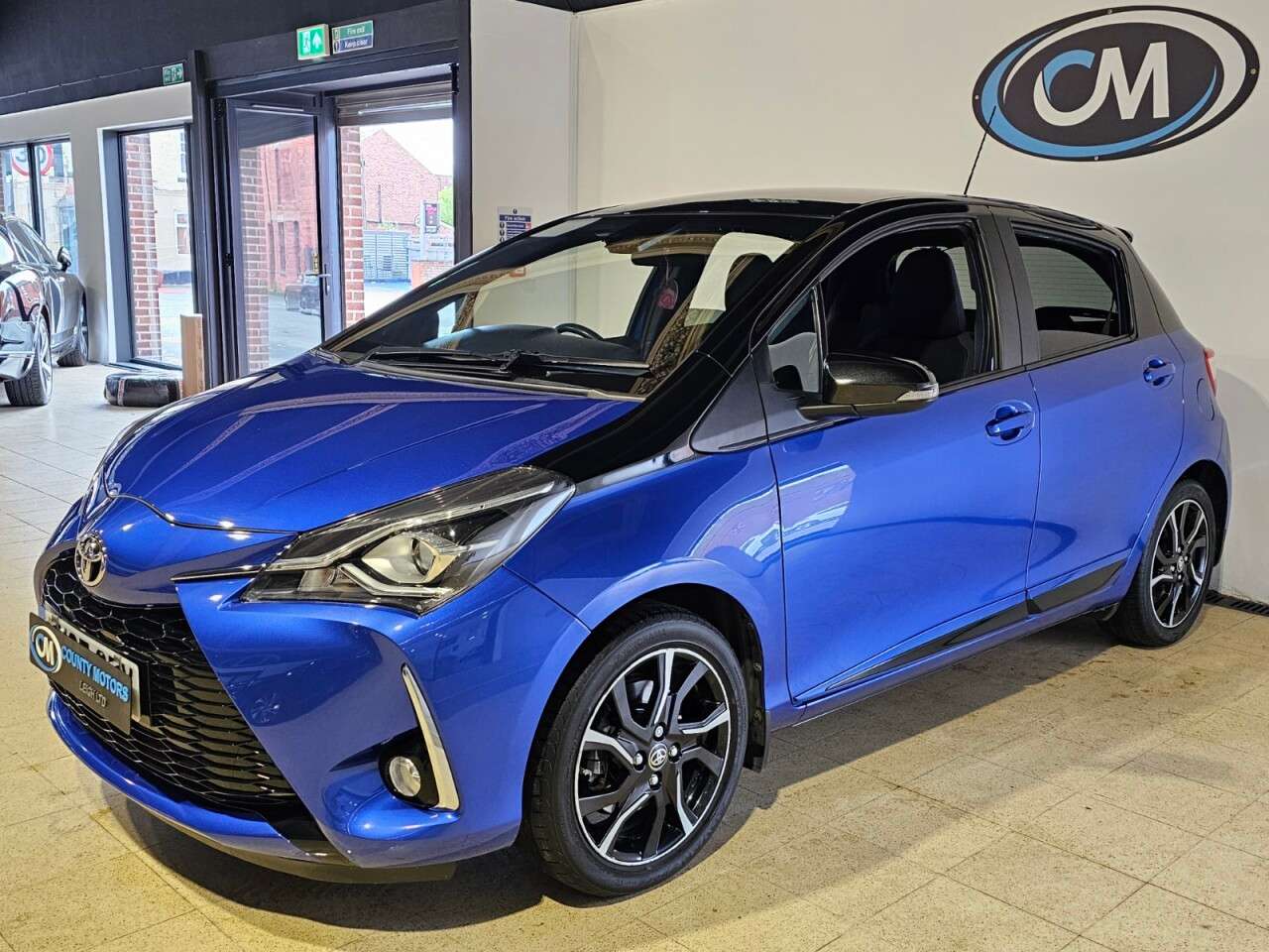 A 2017 TOYOTA YARIS 1.5 VVT-i Blue Bi-Tone Hatchback 5dr Petrol Manual Euro 6 (111 ps) * Fresh A 2017 TOYOTA YARIS 1.5 VVT-i Blue Bi-Tone Hatchback 5dr Petrol Manual Euro 6 (111 ps) * Fresh