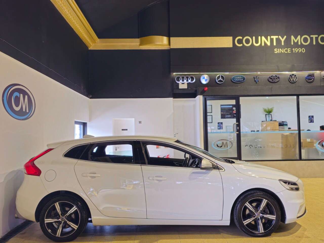 A 2017 VOLVO V40 2.0 T2 R-Design Nav Plus Hatchback 5dr Petrol Manual Euro 6 (s/s) (122 ps) A 2017 VOLVO V40 2.0 T2 R-Design Nav Plus Hatchback 5dr Petrol Manual Euro 6 (s/s) (122 ps)