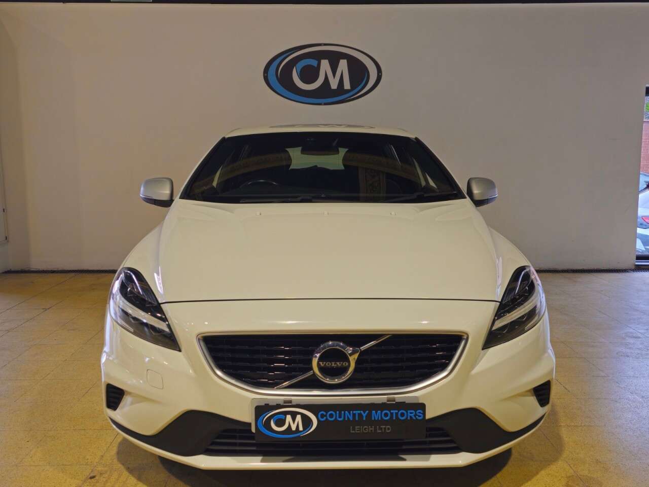 A 2017 VOLVO V40 2.0 T2 R-Design Nav Plus Hatchback 5dr Petrol Manual Euro 6 (s/s) (122 ps) A 2017 VOLVO V40 2.0 T2 R-Design Nav Plus Hatchback 5dr Petrol Manual Euro 6 (s/s) (122 ps)