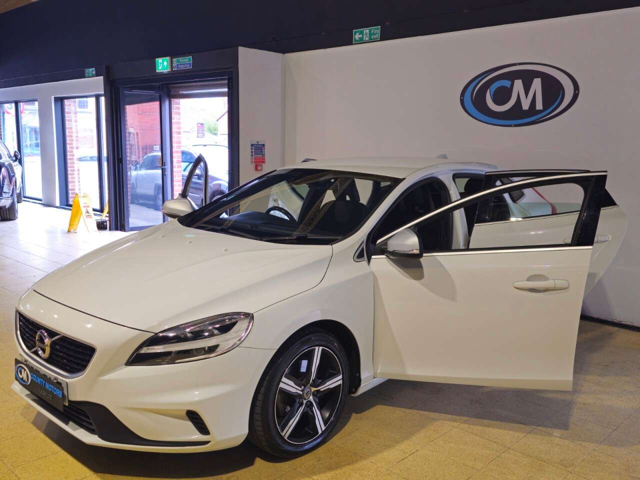 2017 VOLVO V40 2017 VOLVO V40