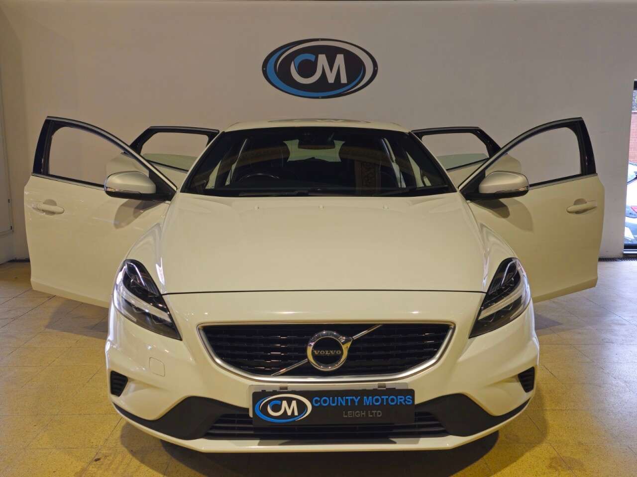 2017 VOLVO V40 2017 VOLVO V40
