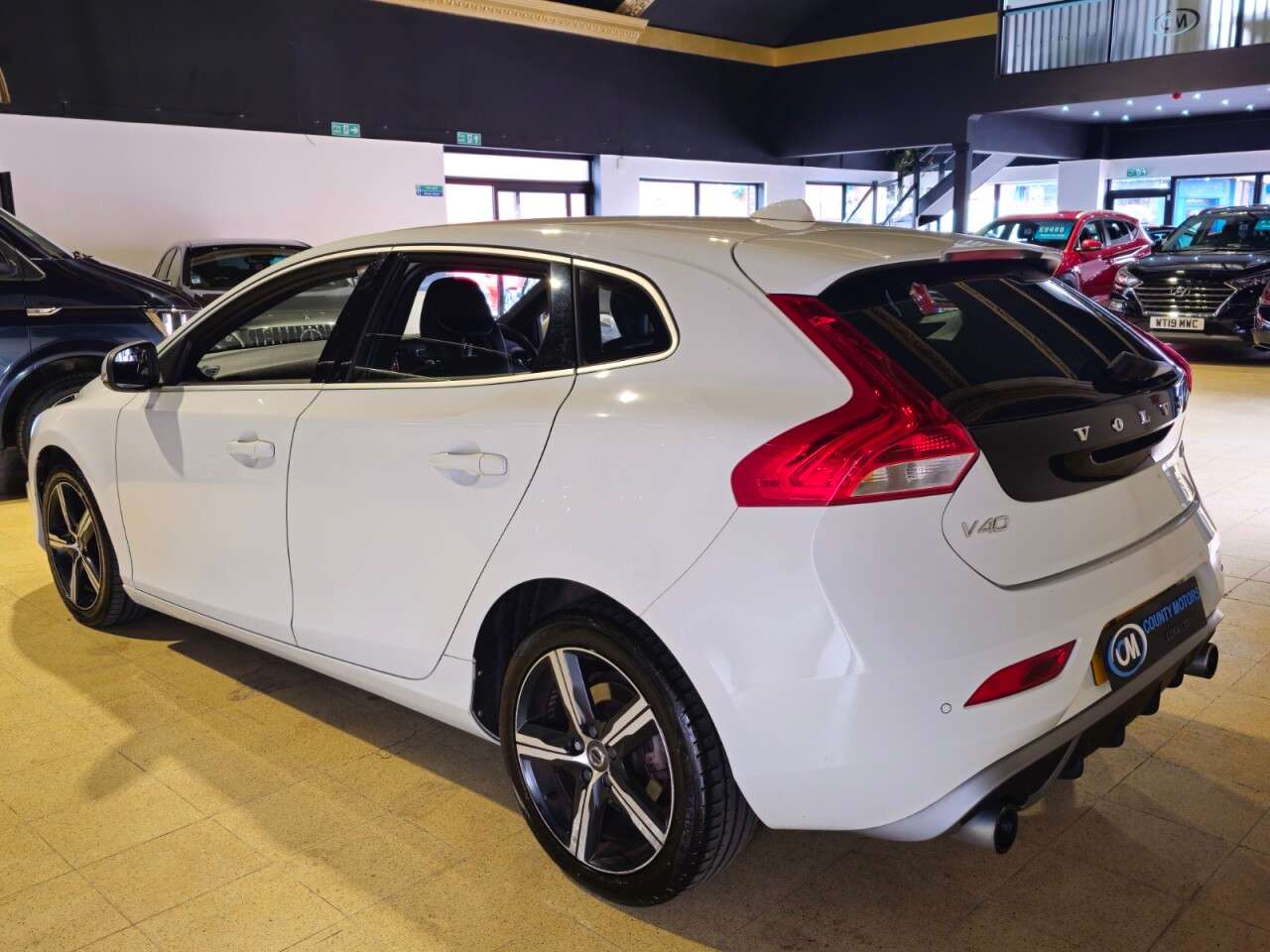 2017 VOLVO V40 2017 VOLVO V40
