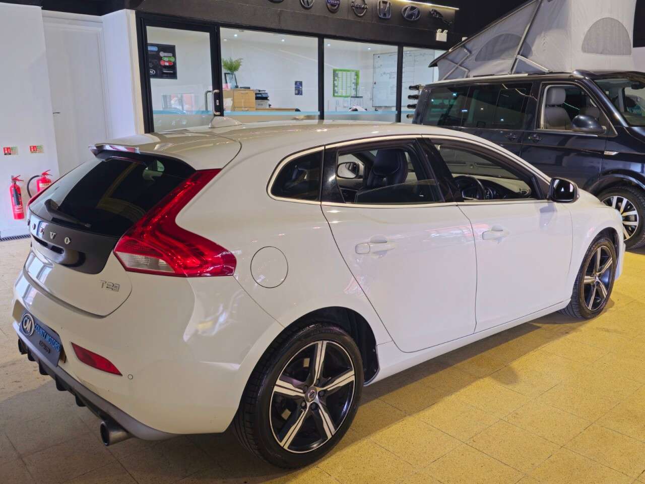 2017 VOLVO V40 2017 VOLVO V40