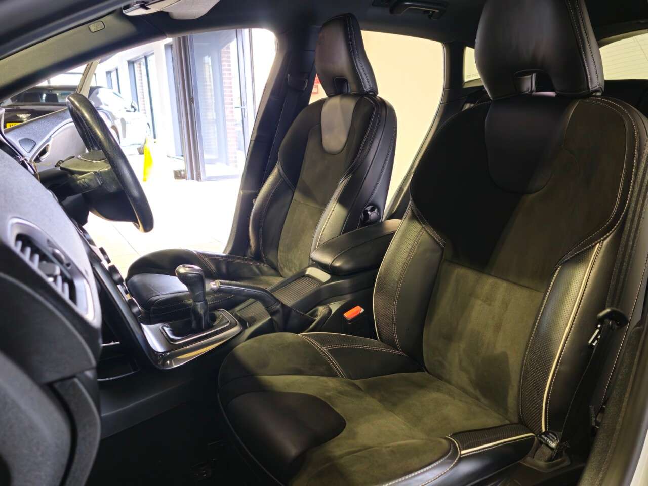 2017 VOLVO V40 2017 VOLVO V40