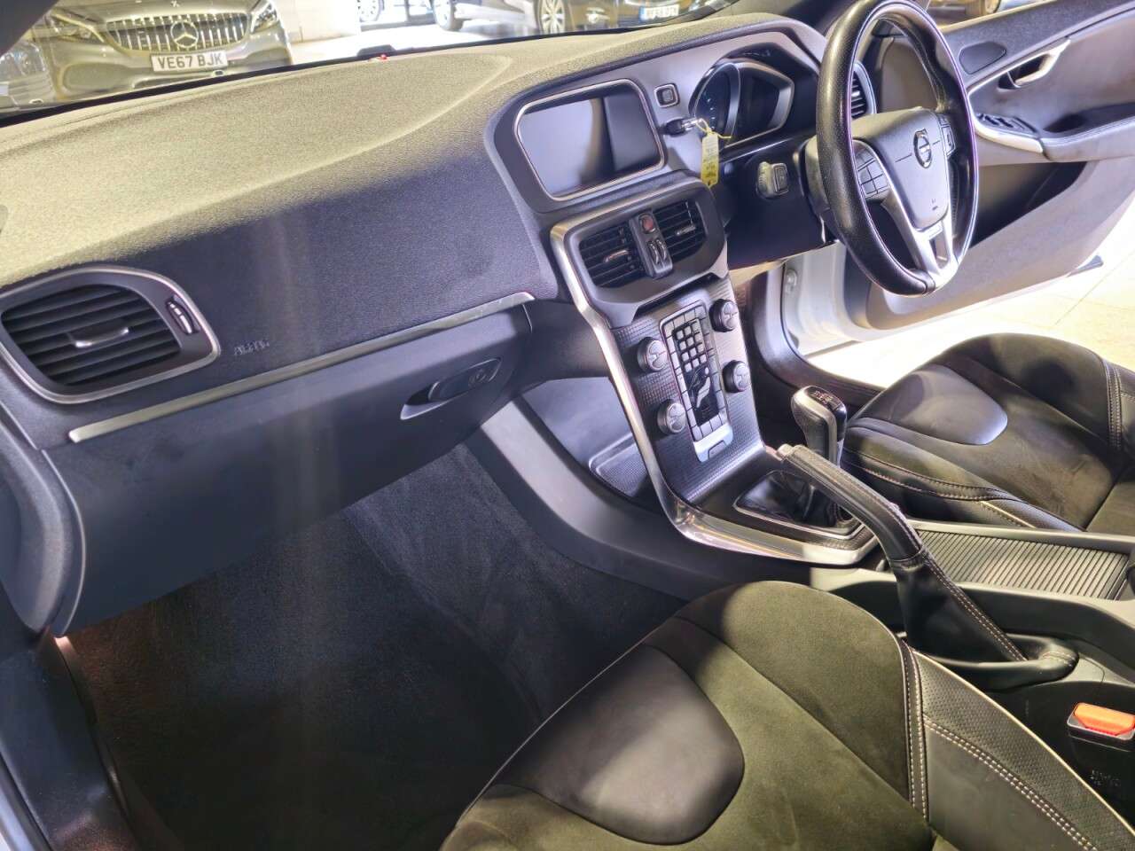 2017 VOLVO V40 2017 VOLVO V40