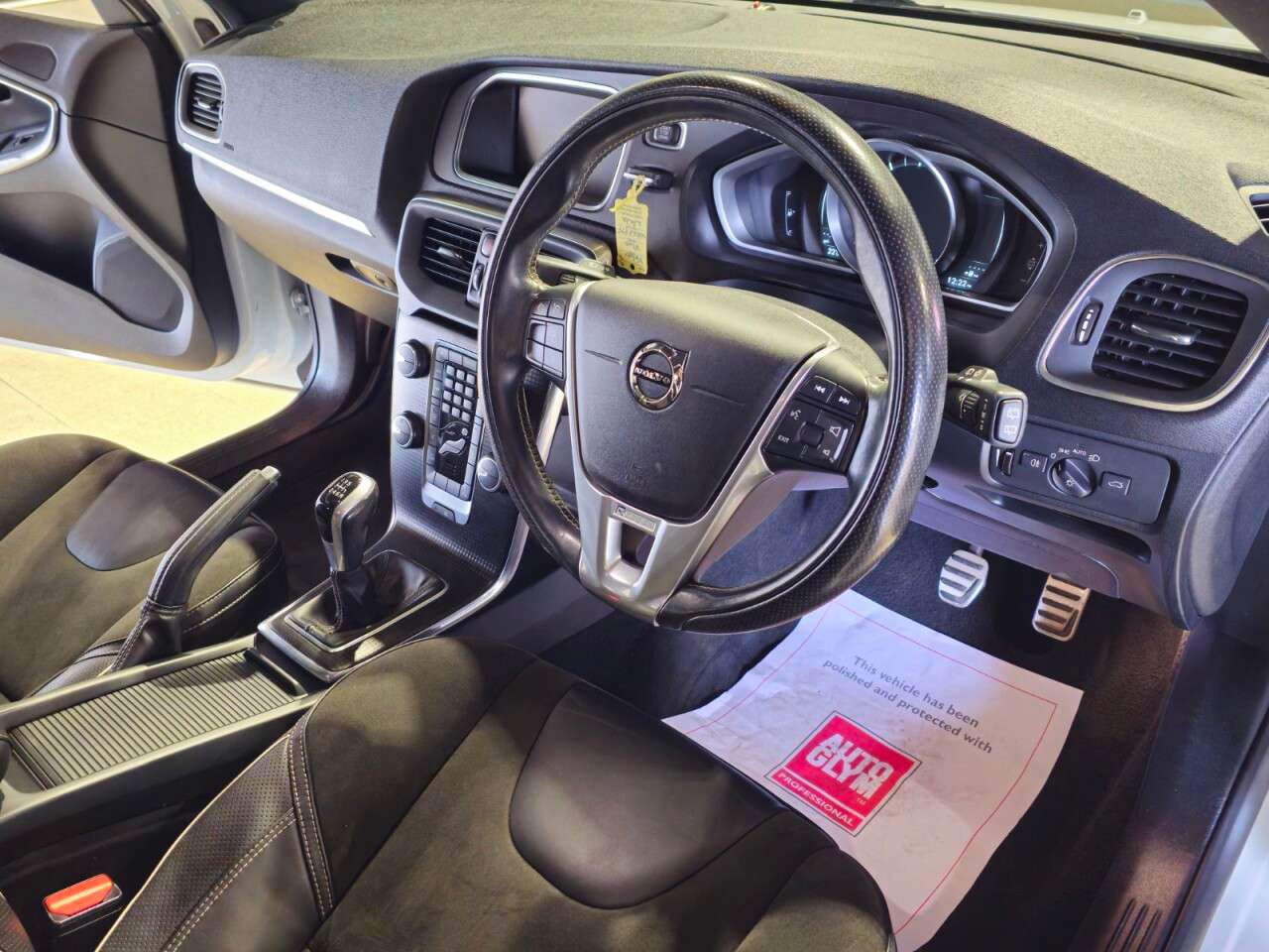 2017 VOLVO V40 2017 VOLVO V40