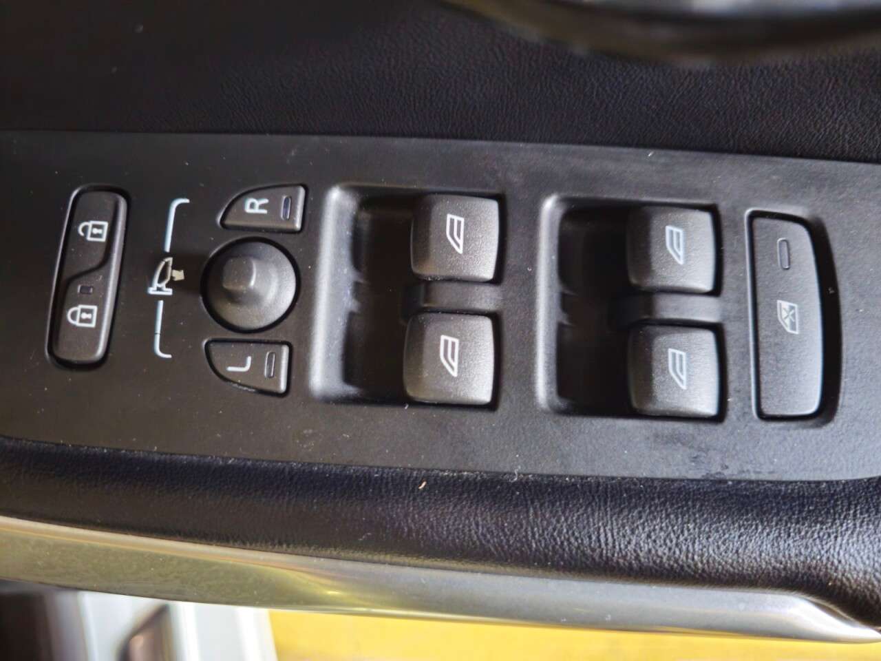 2017 VOLVO V40 2017 VOLVO V40