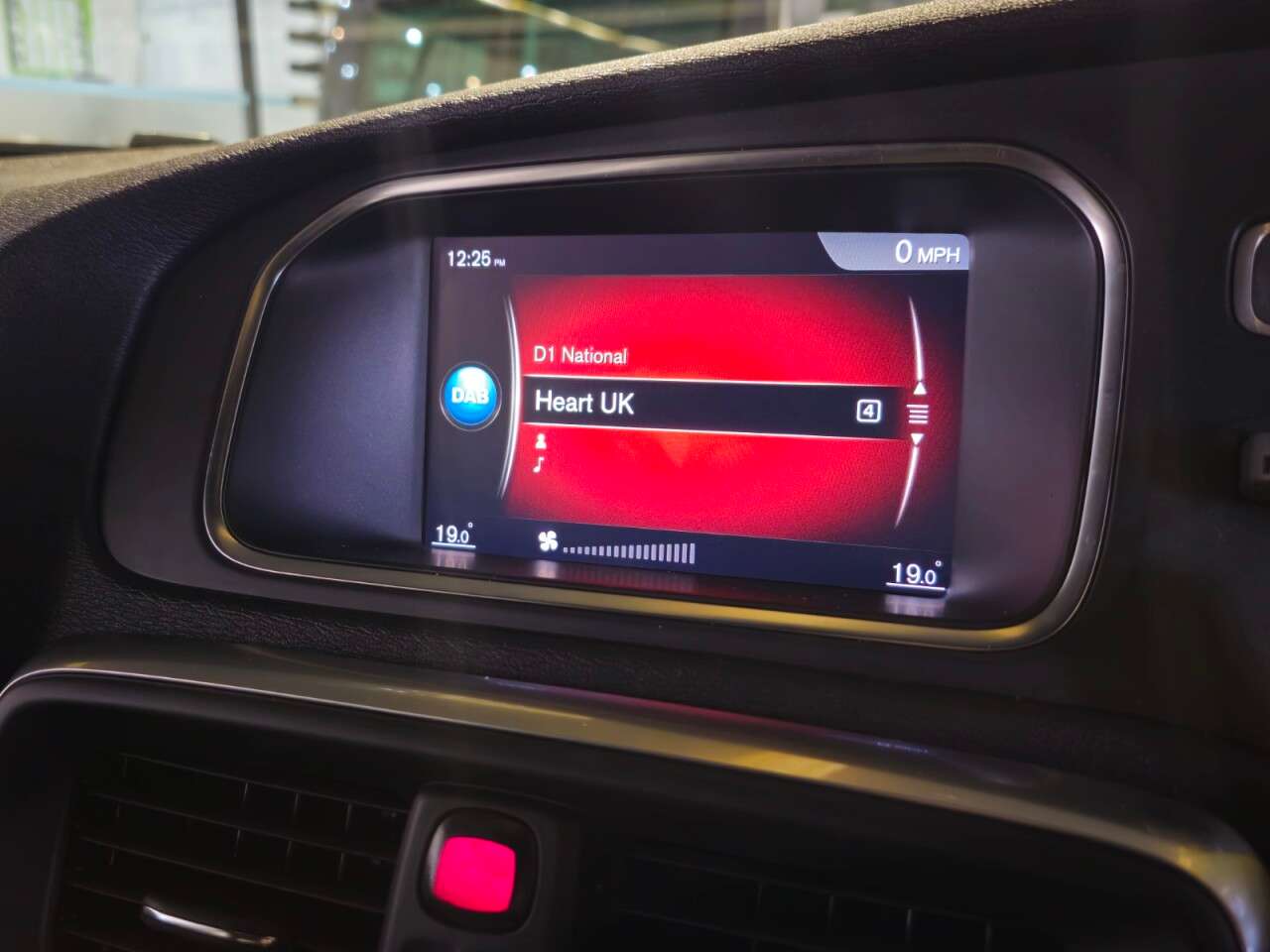 2017 VOLVO V40 2017 VOLVO V40