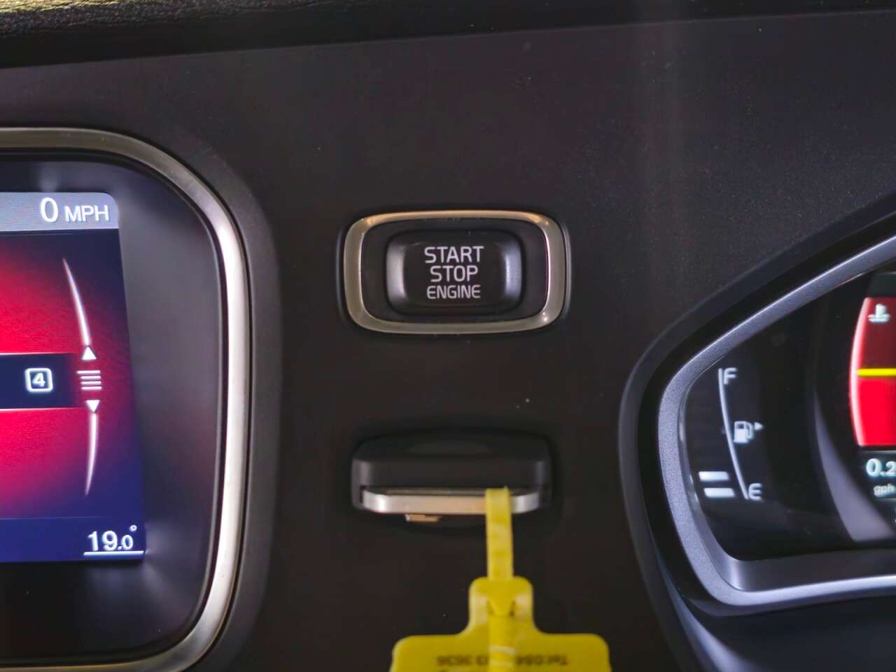 2017 VOLVO V40 2017 VOLVO V40