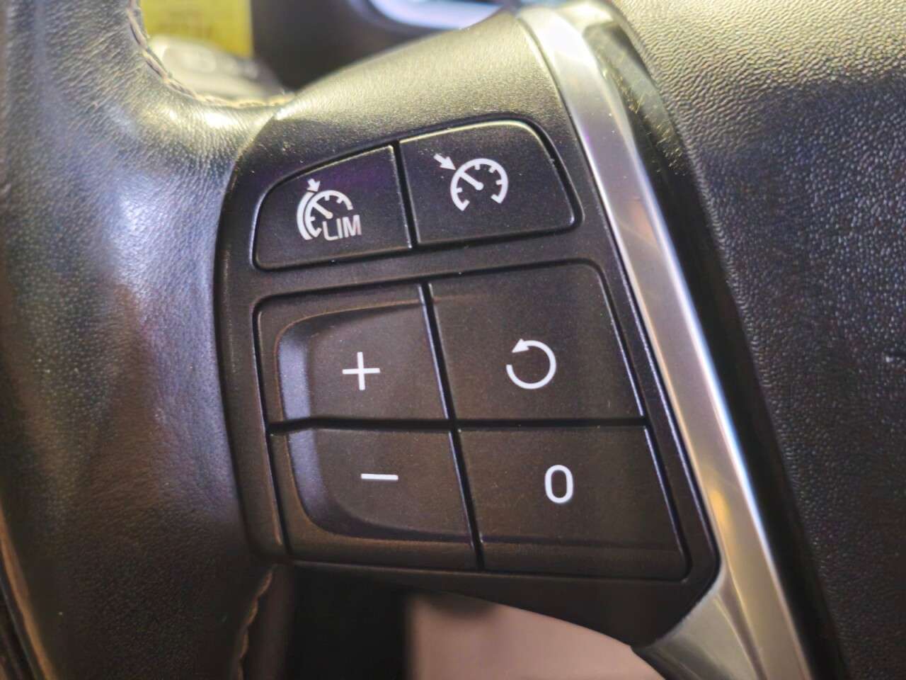 2017 VOLVO V40 2017 VOLVO V40
