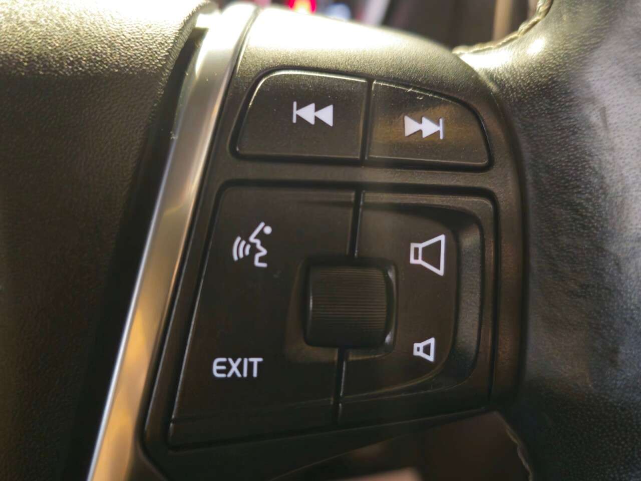 2017 VOLVO V40 2017 VOLVO V40