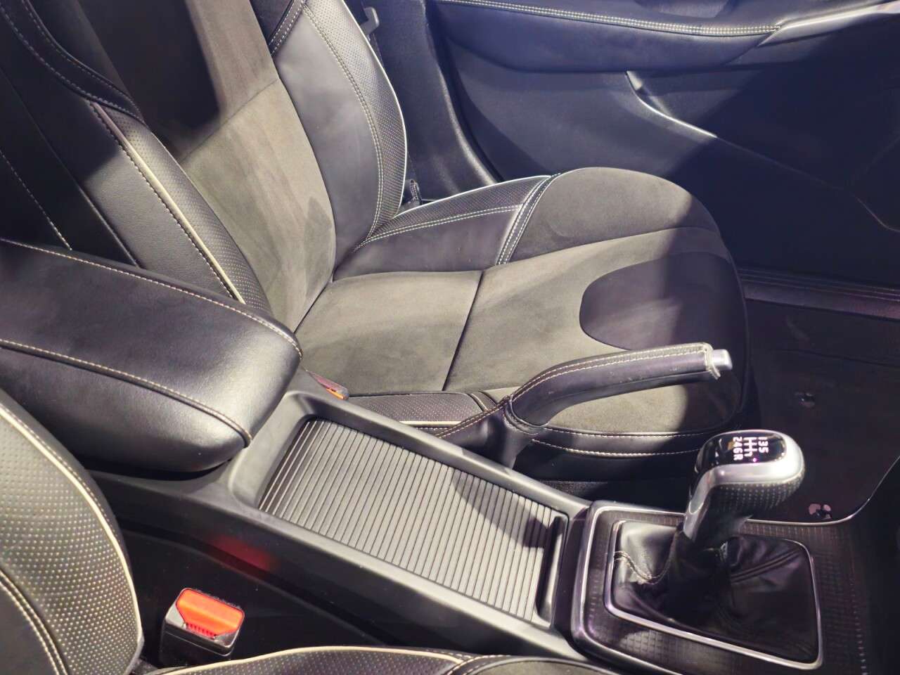 2017 VOLVO V40 2017 VOLVO V40