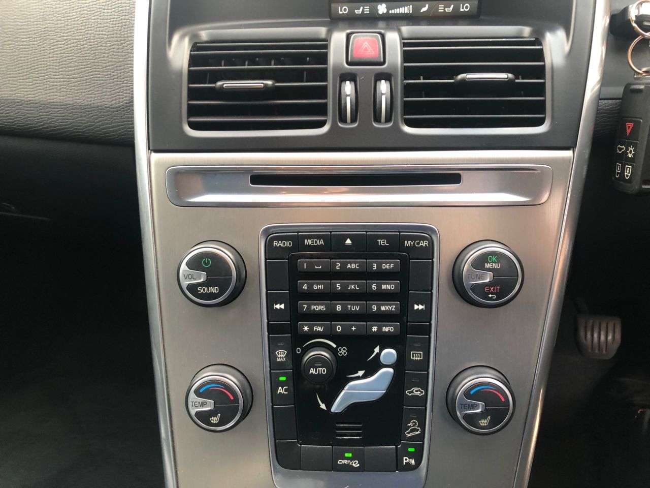 2011 VOLVO XC60 2011 VOLVO XC60