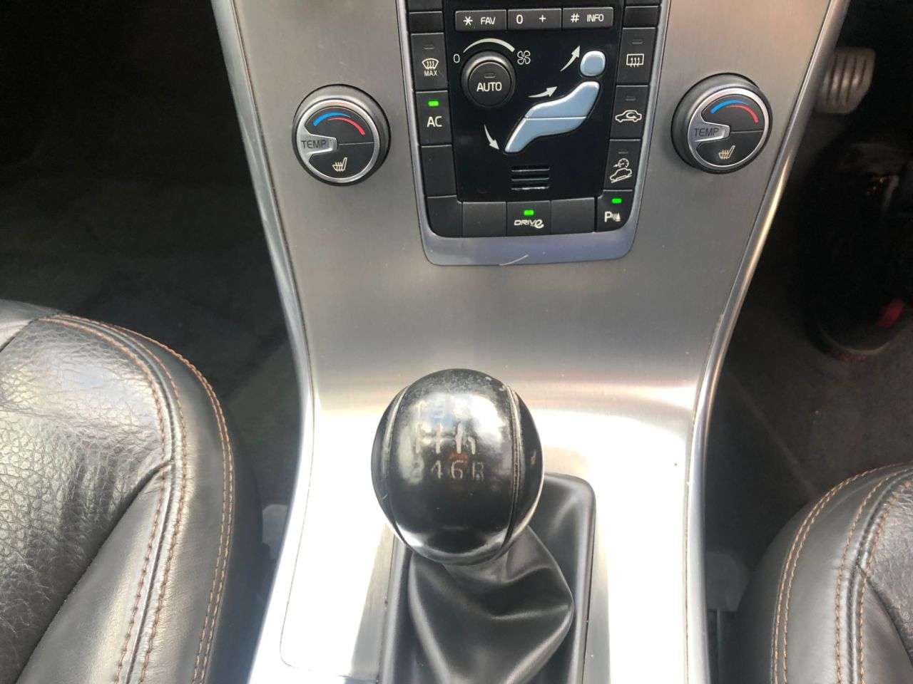 2011 VOLVO XC60 2011 VOLVO XC60