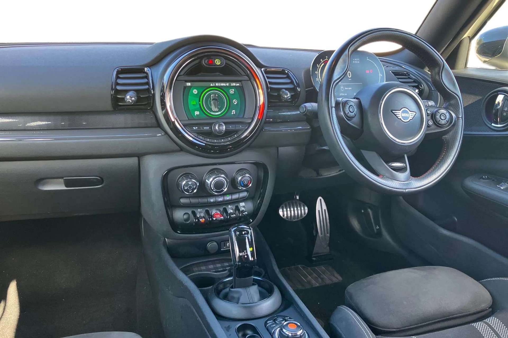 A 2020 MINI CLUBMAN 1.5 Cooper Sport 6dr Auto [ Compatible mobile phone bluetooth with audio streaming , Rear parking distance control , Automatic start/stop function wit A 2020 MINI CLUBMAN 1.5 Cooper Sport 6dr Auto [ Compatible mobile phone bluetooth with audio streaming , Rear parking distance control , Automatic start/stop function wit