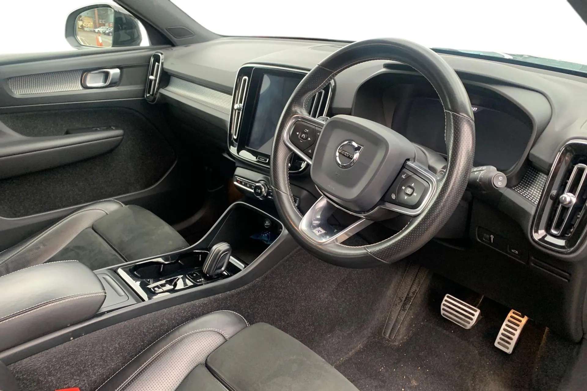 2019 VOLVO XC40 2019 VOLVO XC40