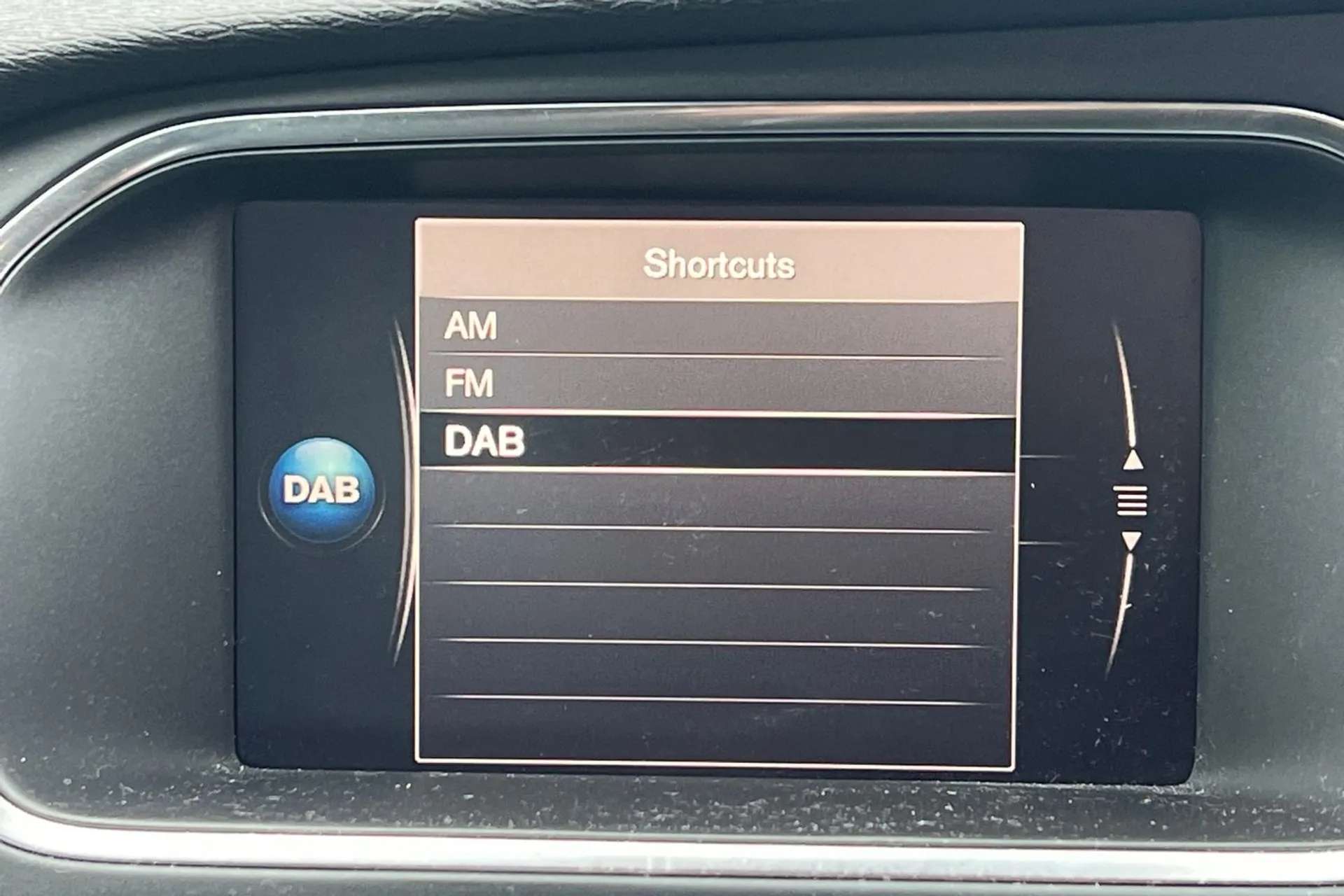 2018 VOLVO V40 2018 VOLVO V40