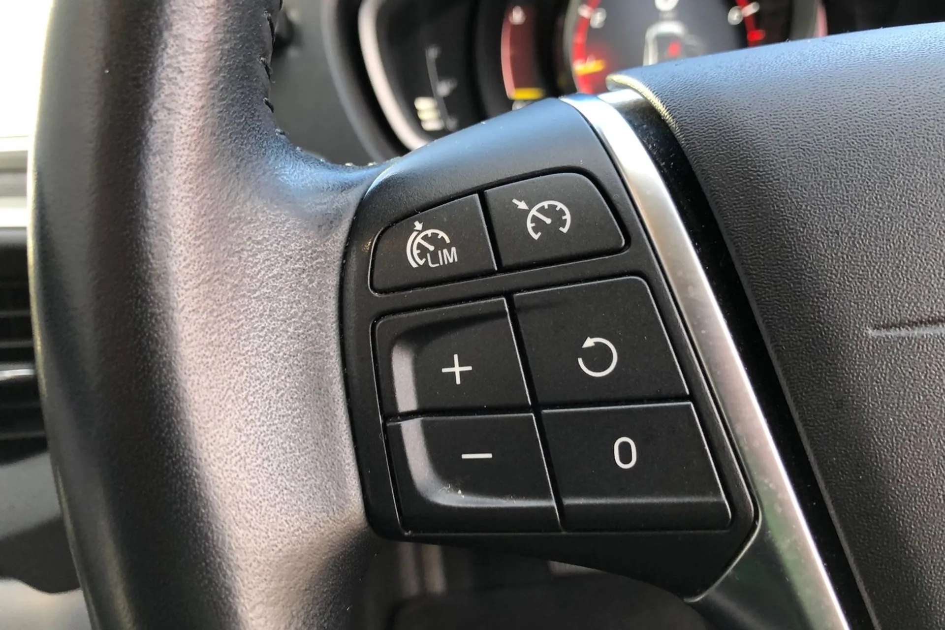 2018 VOLVO V40 2018 VOLVO V40