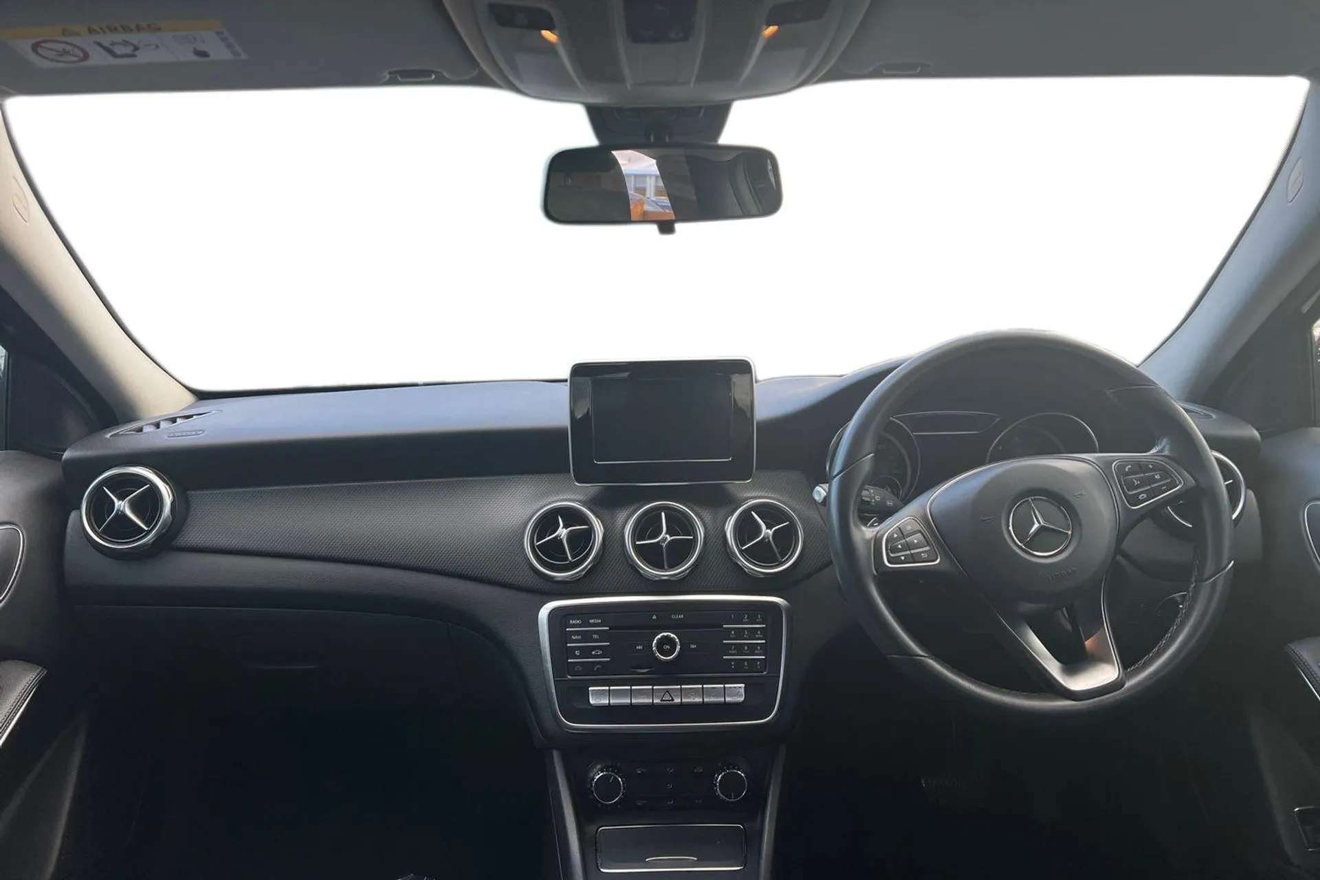 A 2018 MERCEDES-BENZ GLA GLA 200 SE Executive 5dr Auto [ Active park assist with parktronic system , Reversing camera , Easy-pack tailgate - Powered opening/closing automatica A 2018 MERCEDES-BENZ GLA GLA 200 SE Executive 5dr Auto [ Active park assist with parktronic system , Reversing camera , Easy-pack tailgate - Powered opening/closing automatica