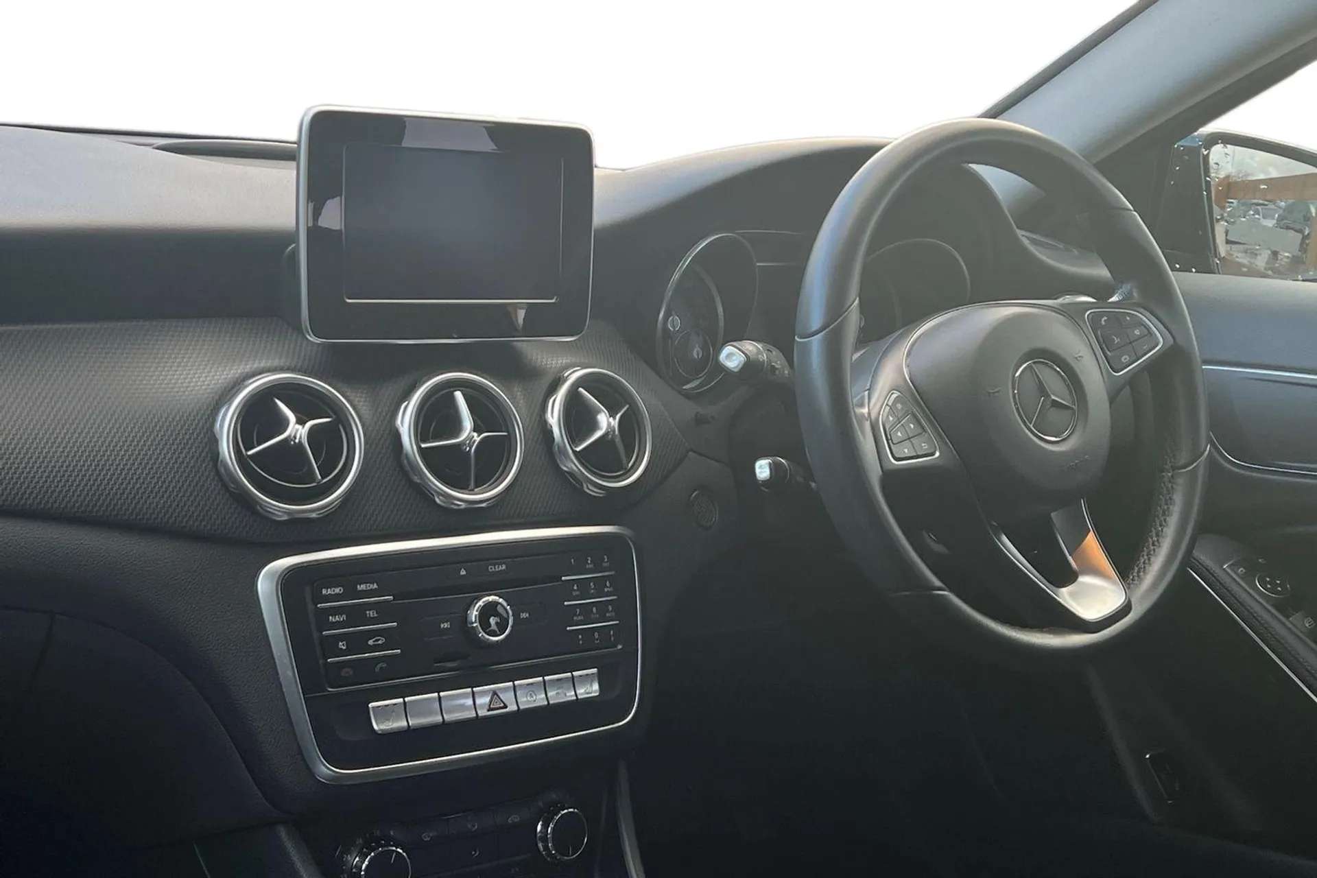 A 2018 MERCEDES-BENZ GLA GLA 200 SE Executive 5dr Auto [ Active park assist with parktronic system , Reversing camera , Easy-pack tailgate - Powered opening/closing automatica A 2018 MERCEDES-BENZ GLA GLA 200 SE Executive 5dr Auto [ Active park assist with parktronic system , Reversing camera , Easy-pack tailgate - Powered opening/closing automatica