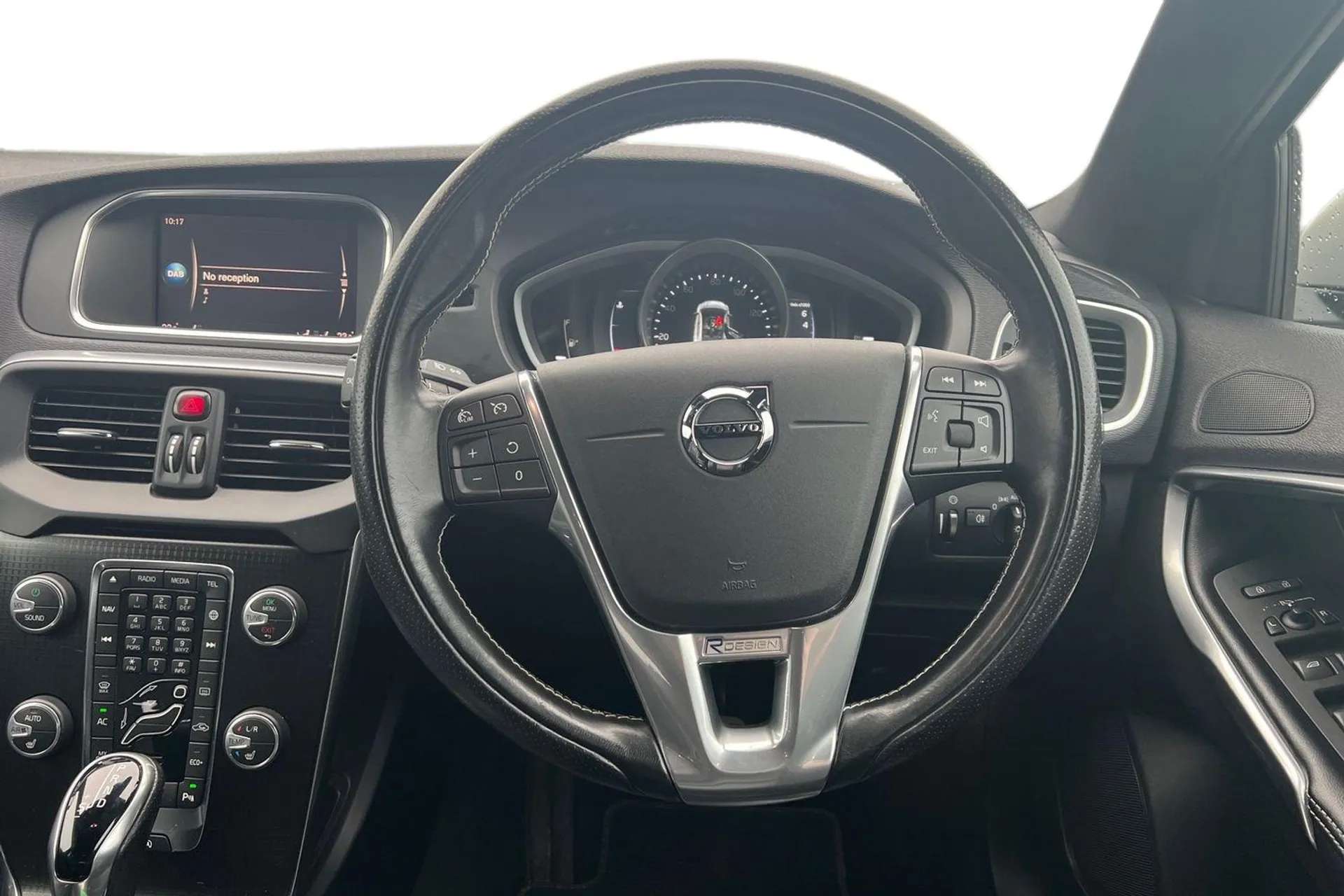 2017 VOLVO V40 2017 VOLVO V40