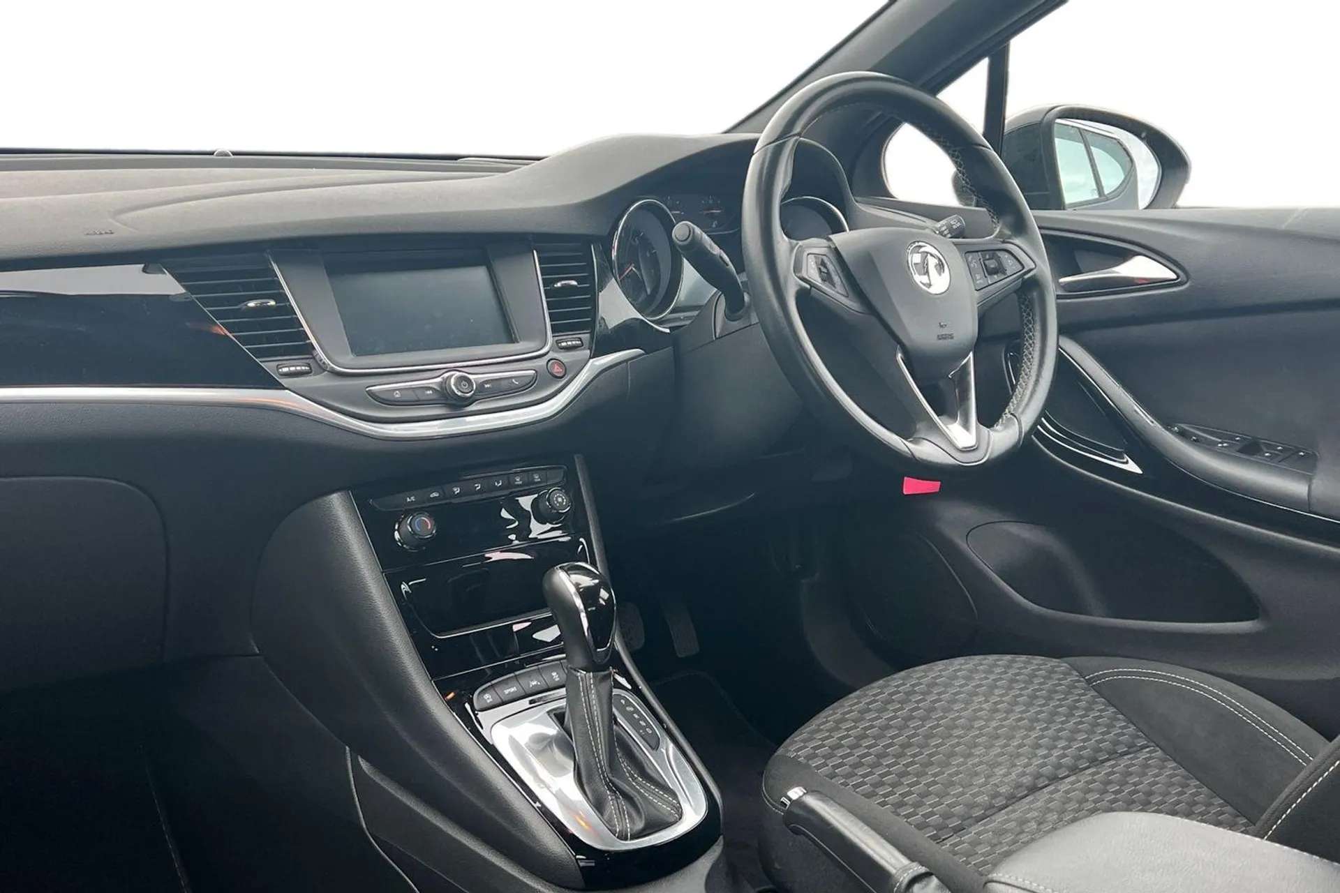 A 2017 VAUXHALL ASTRA 1.4T 16V 150 SRi 5dr Auto [Front & Rear Parking Sensors, drivers Assistance Pack 1[ A 2017 VAUXHALL ASTRA 1.4T 16V 150 SRi 5dr Auto [Front & Rear Parking Sensors, drivers Assistance Pack 1[