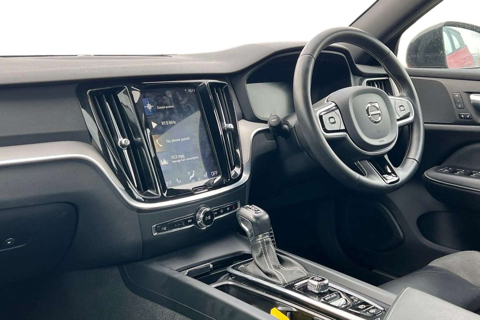 A 2020 VOLVO S60 2.0 T5 R DESIGN Plus 4dr Auto [ 12.3" Active TFT crystal driver's information display, Automatic active bending LED headlights, Driver alert control w A 2020 VOLVO S60 2.0 T5 R DESIGN Plus 4dr Auto [ 12.3" Active TFT crystal driver's information display, Automatic active bending LED headlights, Driver alert control w