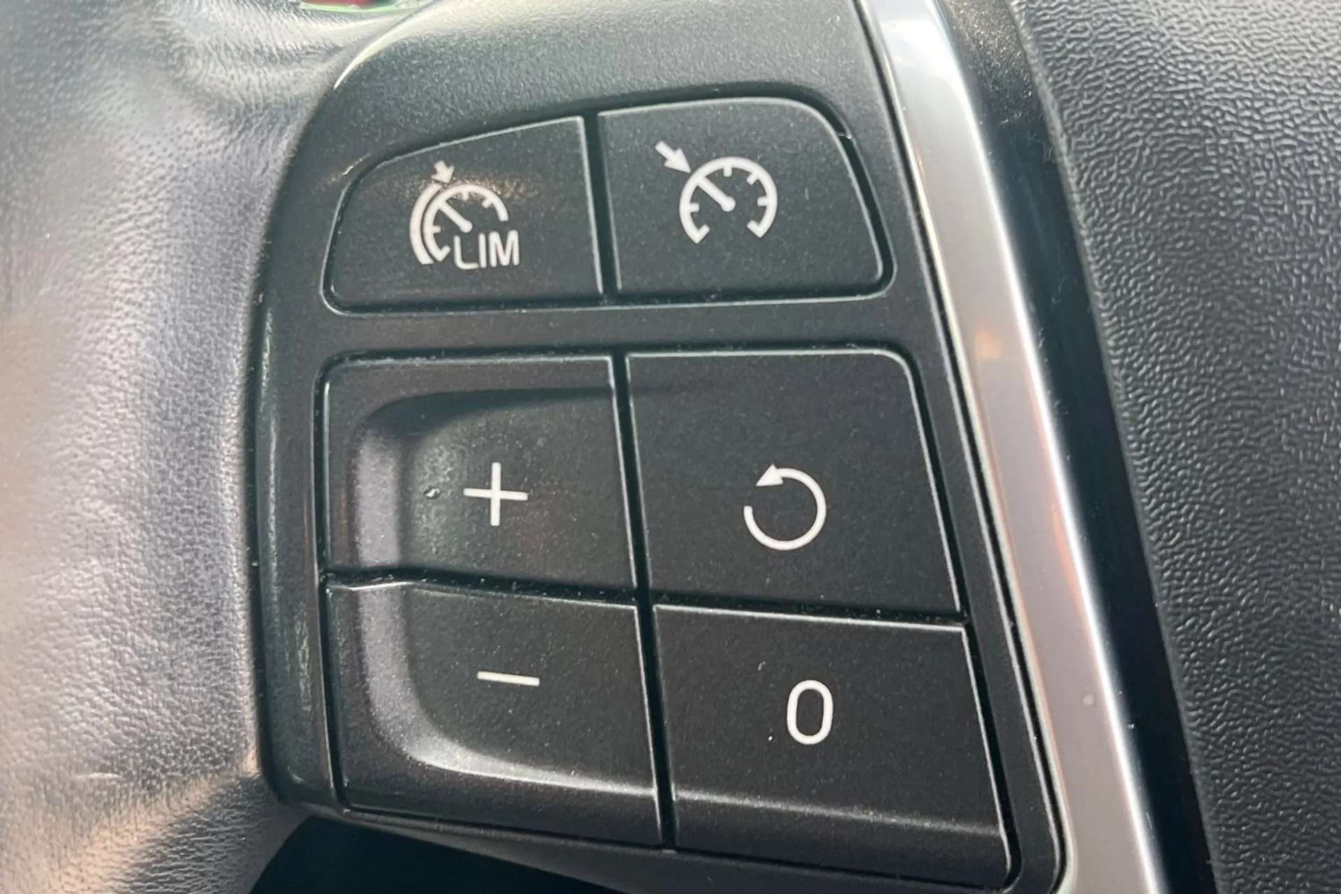 2015 VOLVO V40 2015 VOLVO V40