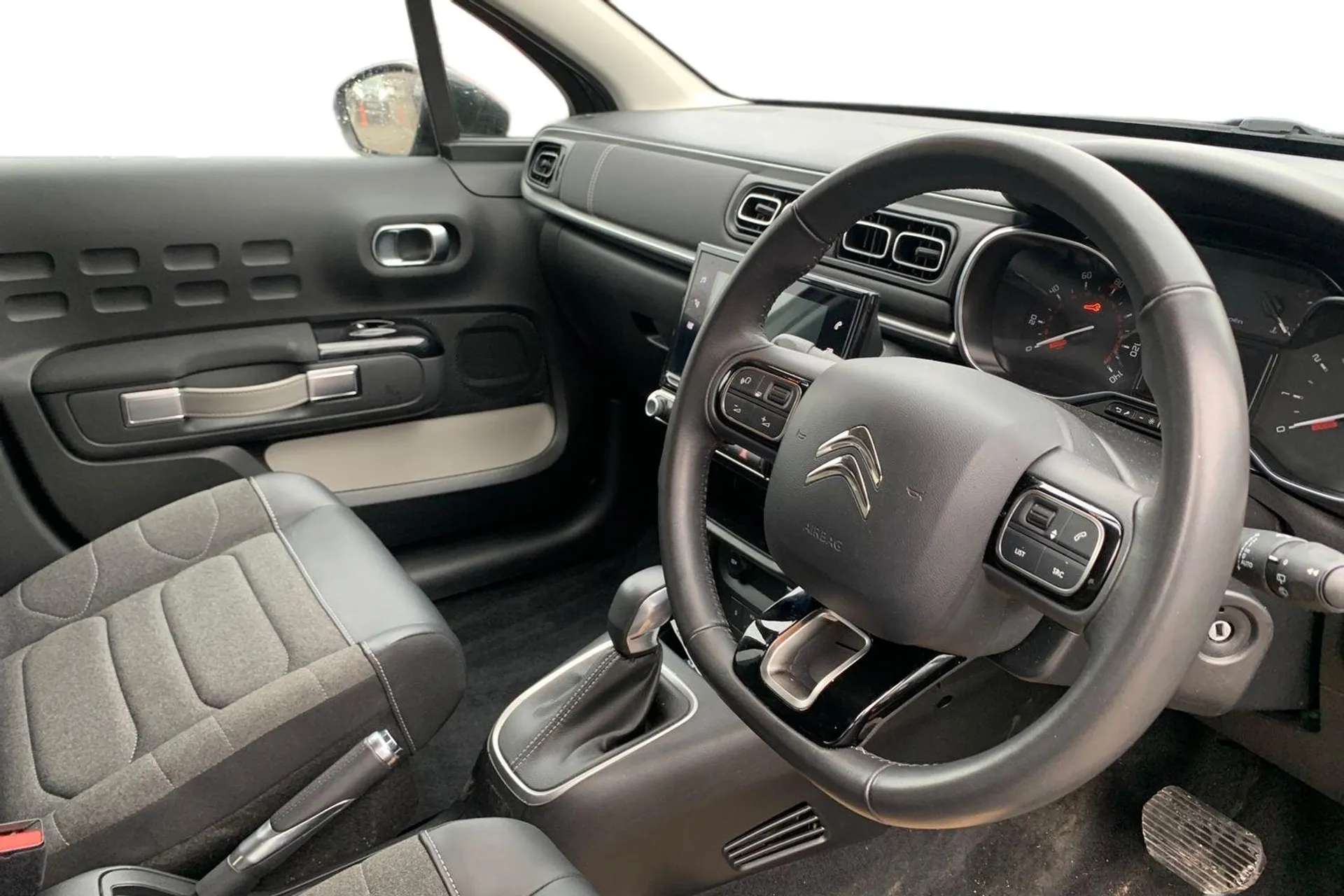 A 2022 CITROEN C3 1.2 PureTech 110 Saint James 5dr EAT6 [ Reversing camera , Rear parking sensors , Visibility pack with automatic lights , Safety pack , 16" Hellix bi A 2022 CITROEN C3 1.2 PureTech 110 Saint James 5dr EAT6 [ Reversing camera , Rear parking sensors , Visibility pack with automatic lights , Safety pack , 16" Hellix bi