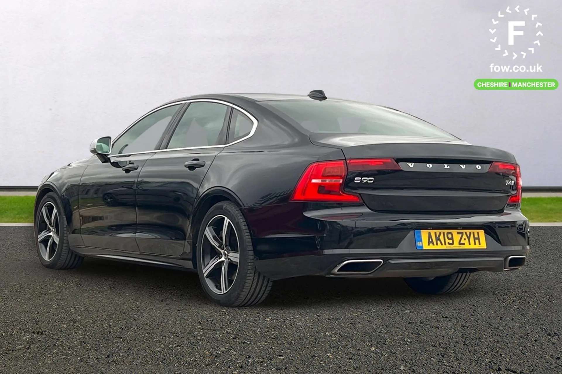 A 2019 VOLVO S90 2.0 T4 R DESIGN 4dr Geartronic [High gloss black front grille, 12.3" Active TFT crystal driver's instrument display, 2 zone electronic climate control A 2019 VOLVO S90 2.0 T4 R DESIGN 4dr Geartronic [High gloss black front grille, 12.3" Active TFT crystal driver's instrument display, 2 zone electronic climate control